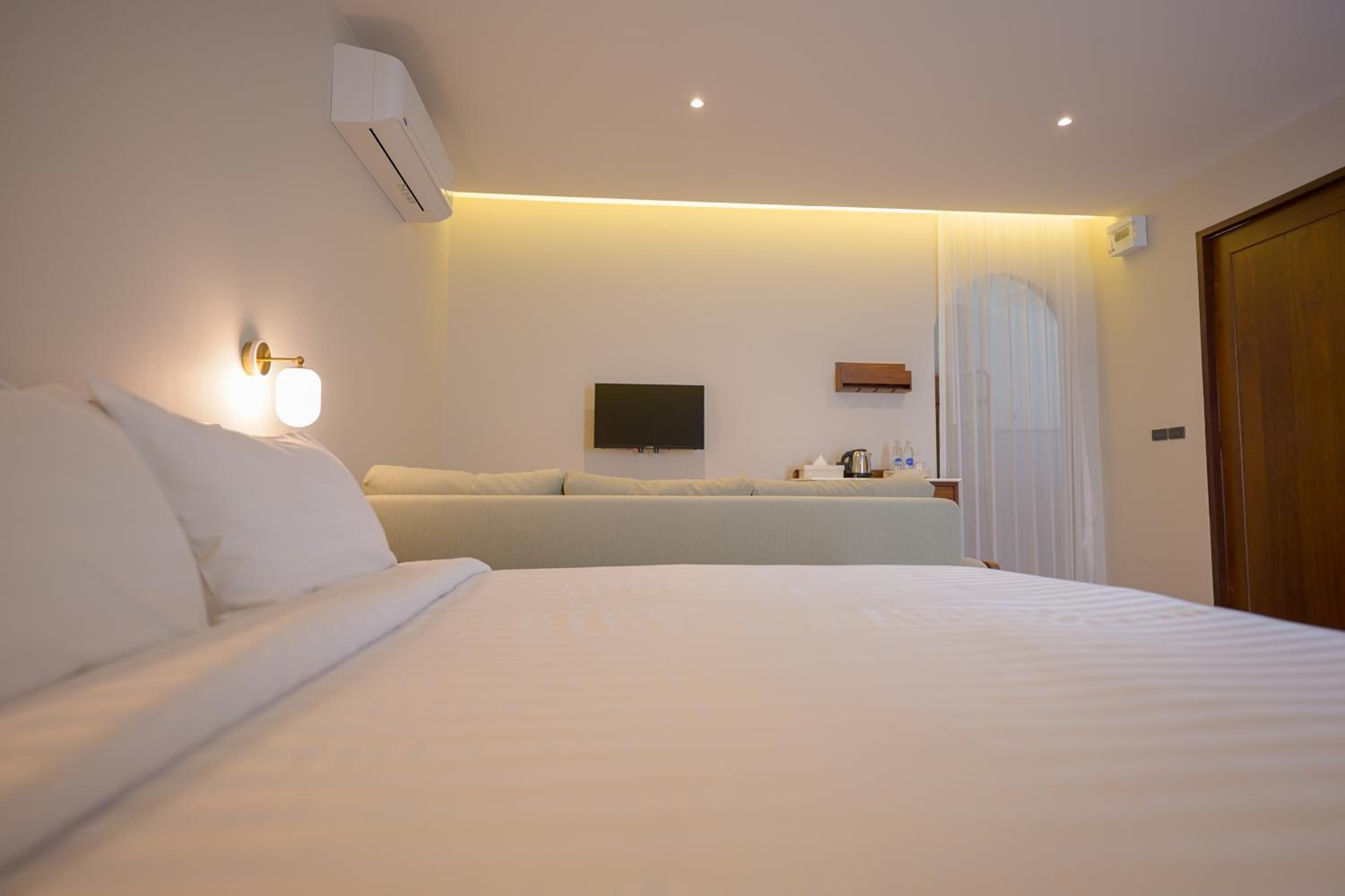 Villa Garden King Bed - Photo 5