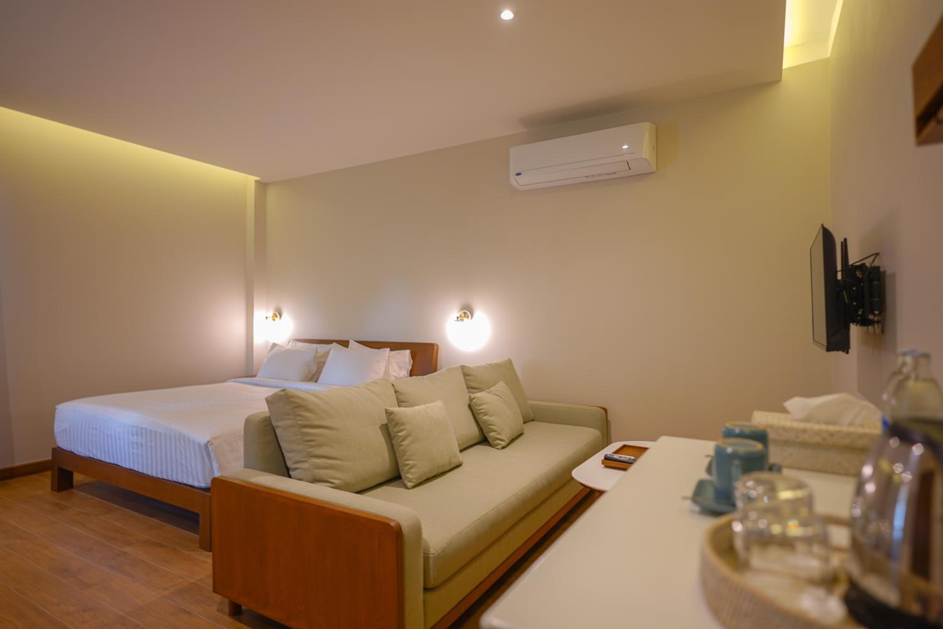 Villa Garden King Bed - Photo 6
