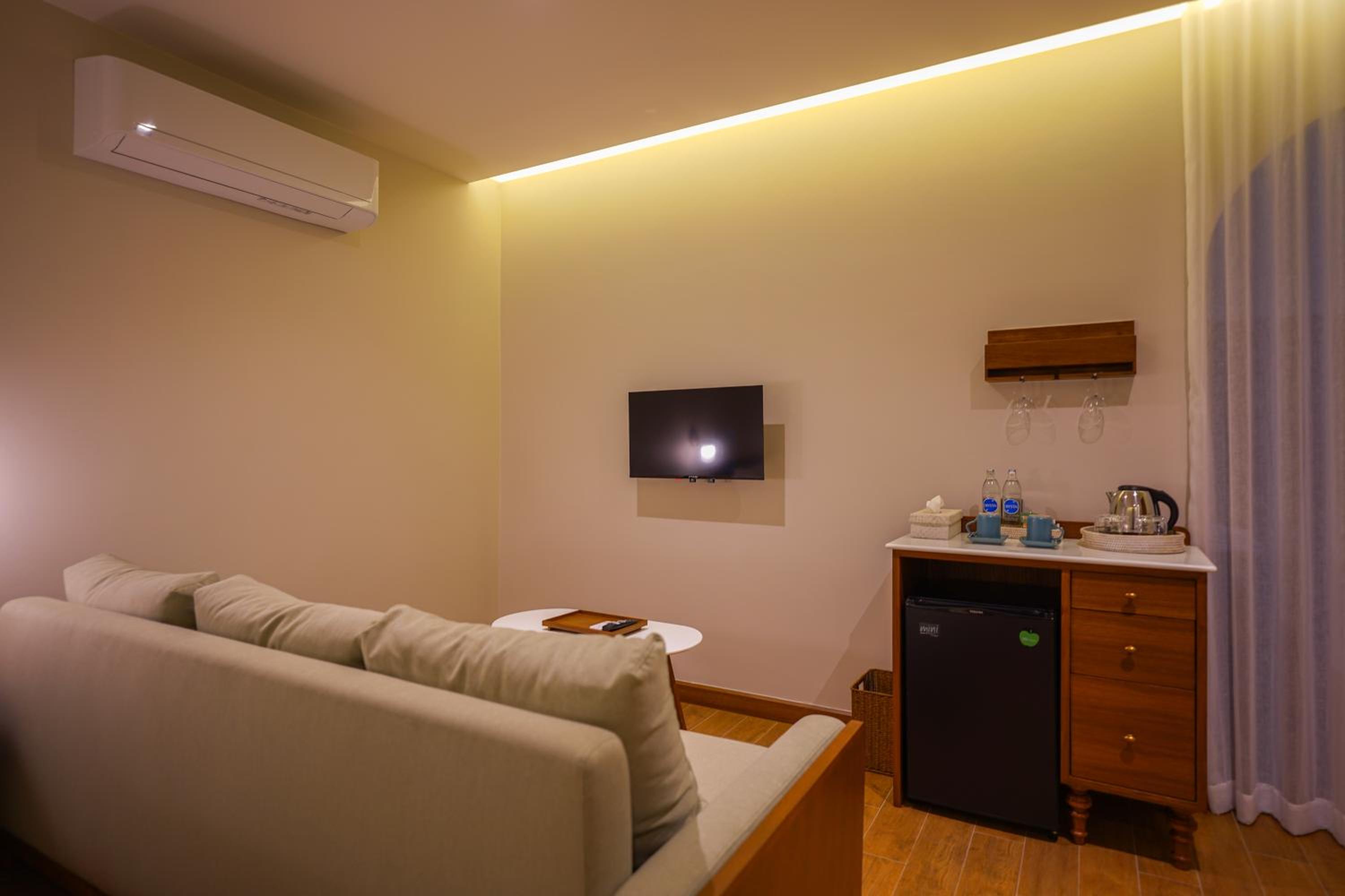 Villa Garden King Bed - Photo 7
