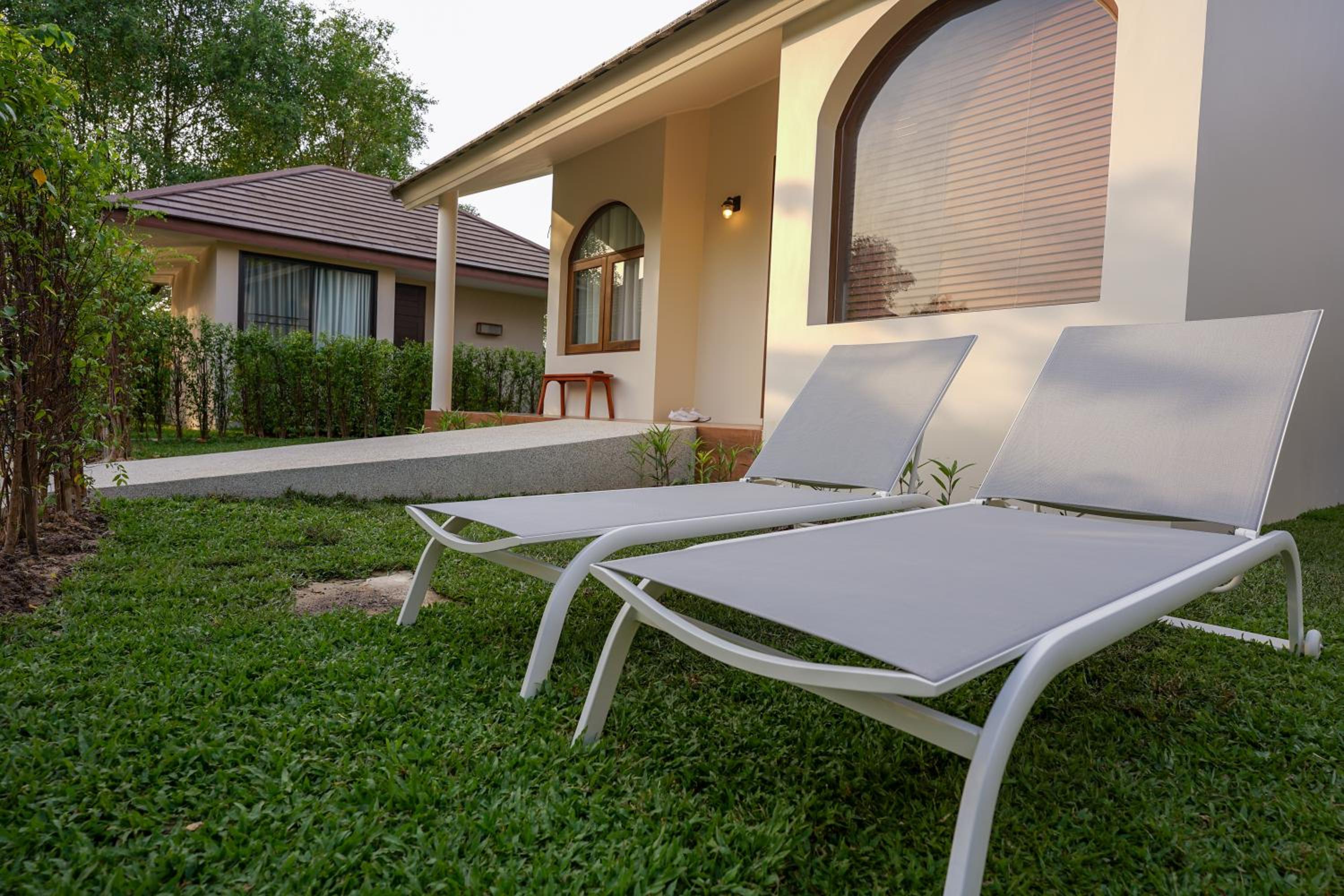 Villa Garden King Bed - Photo 10