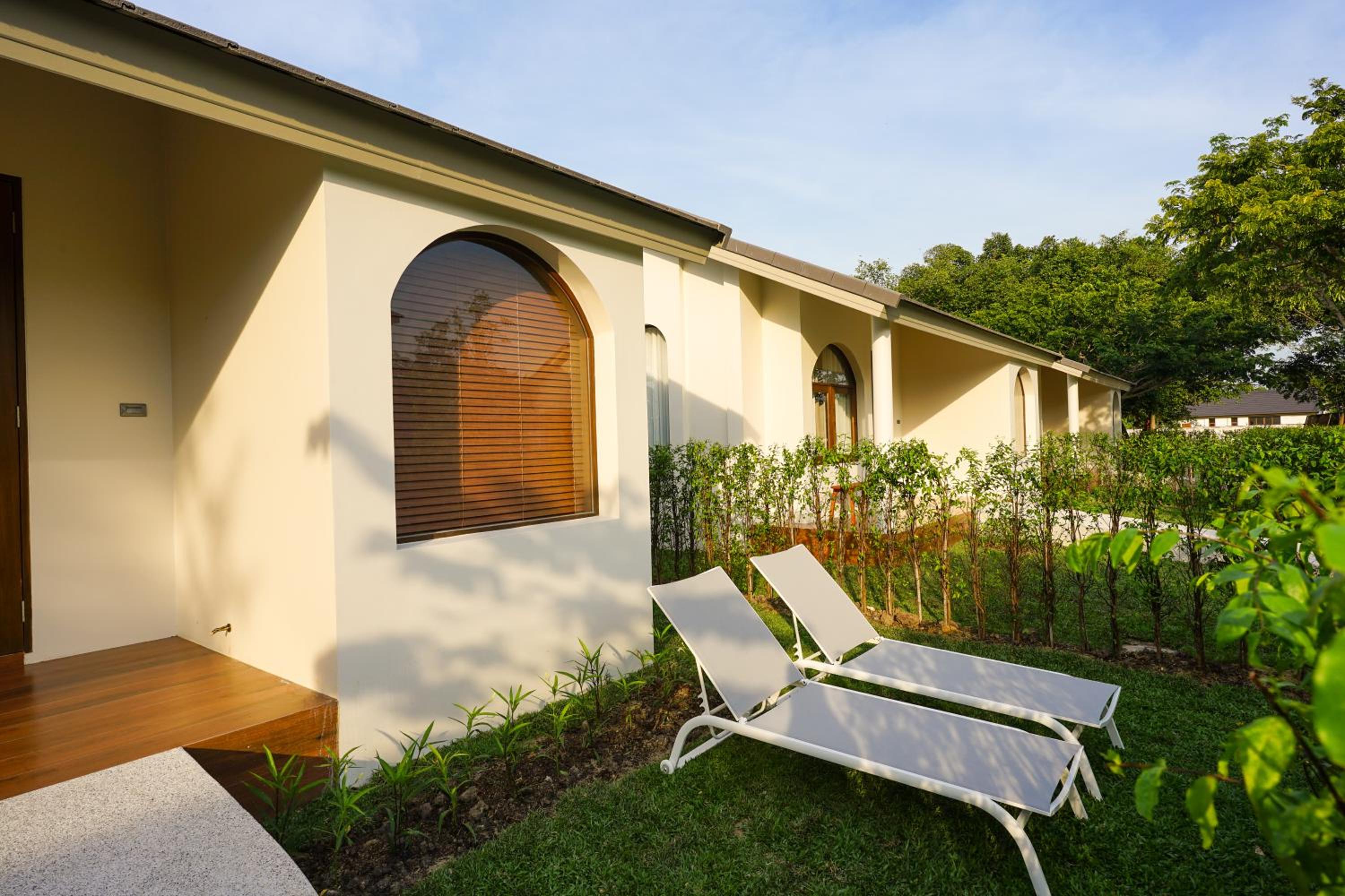Villa Garden King Bed - Photo 11