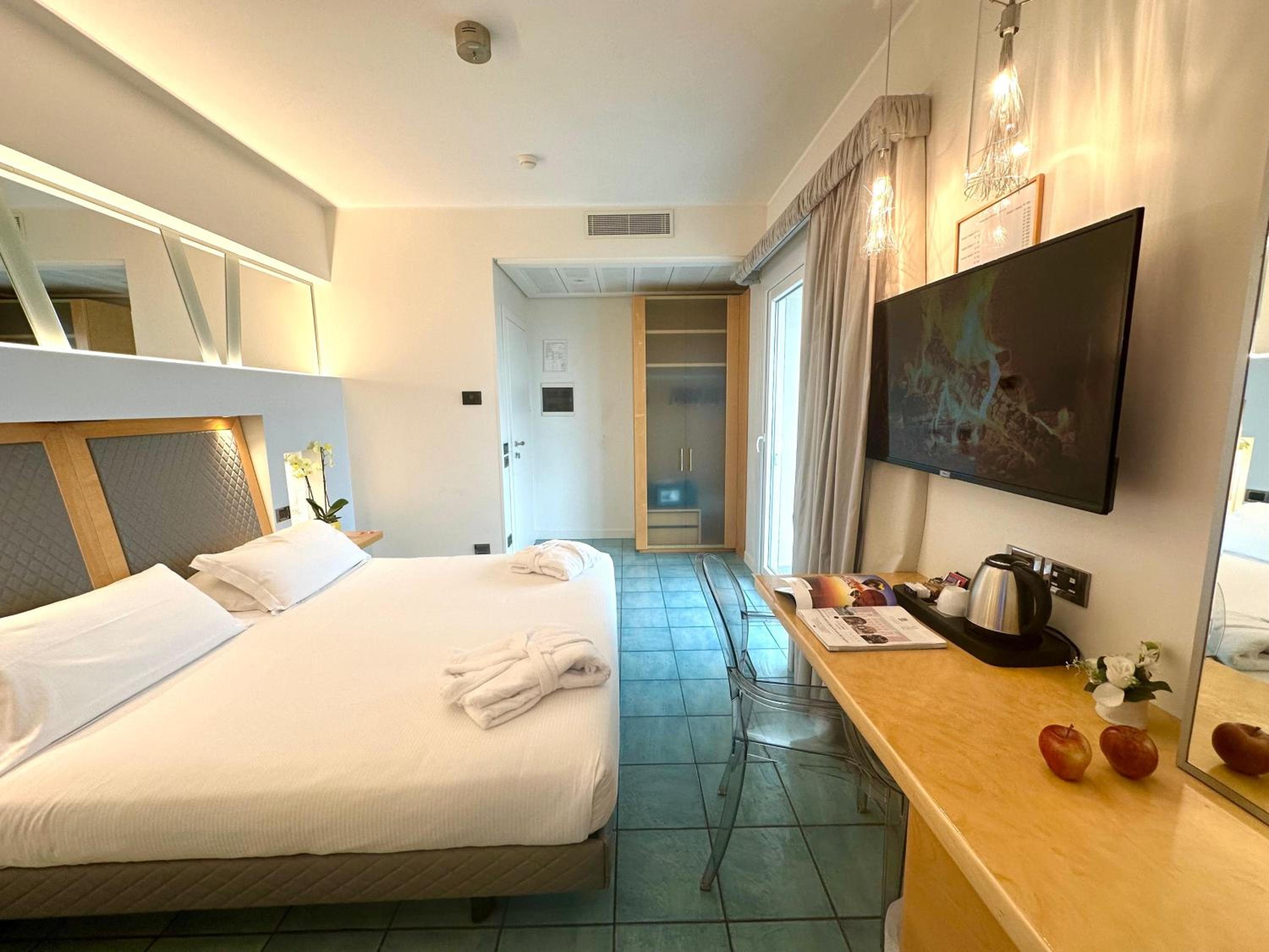 Double Room with Spa Bath - Photo 4
