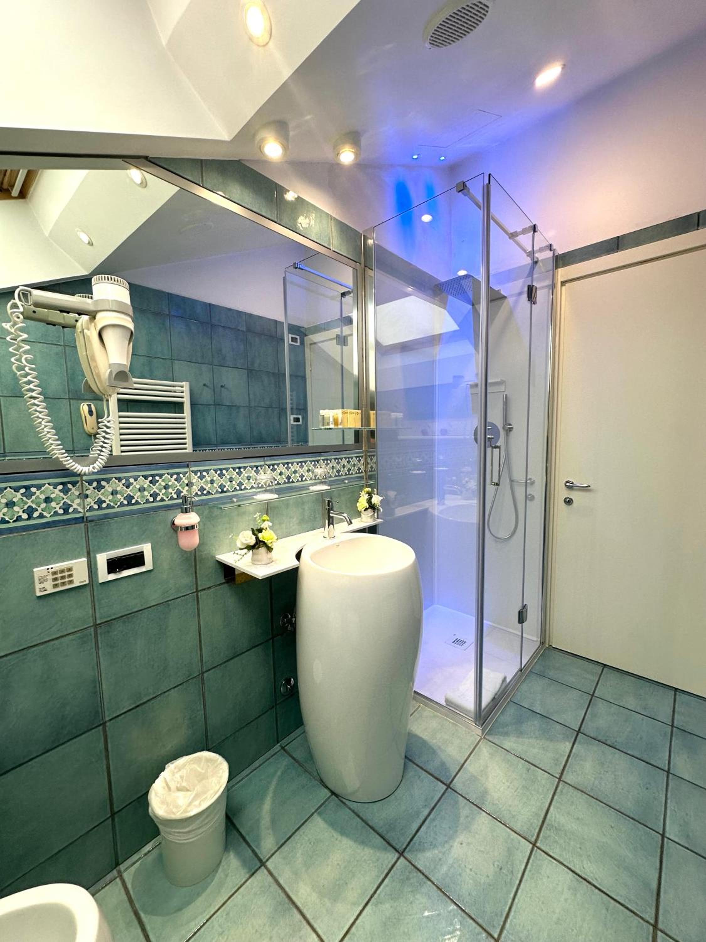 Deluxe Double or Twin Room with Spa Bath photo 2