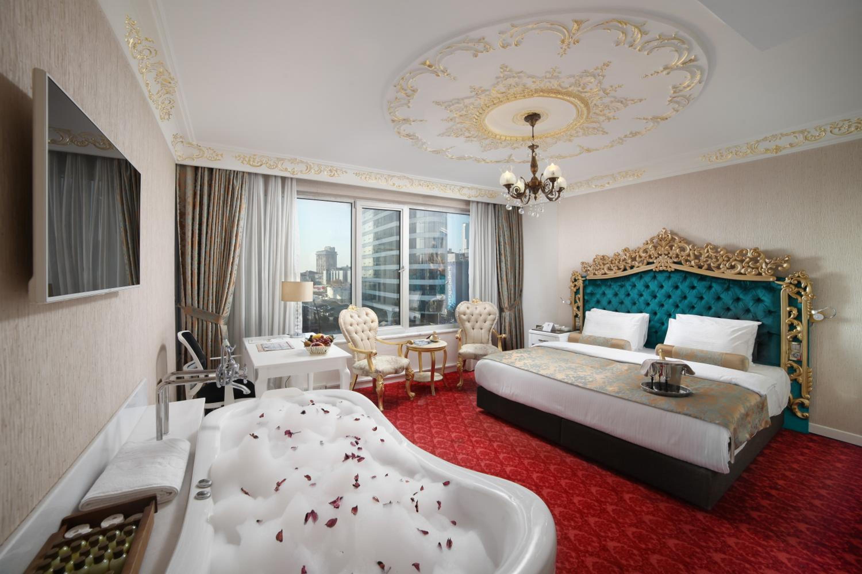 Queen Suite with Spa Bath photo 3