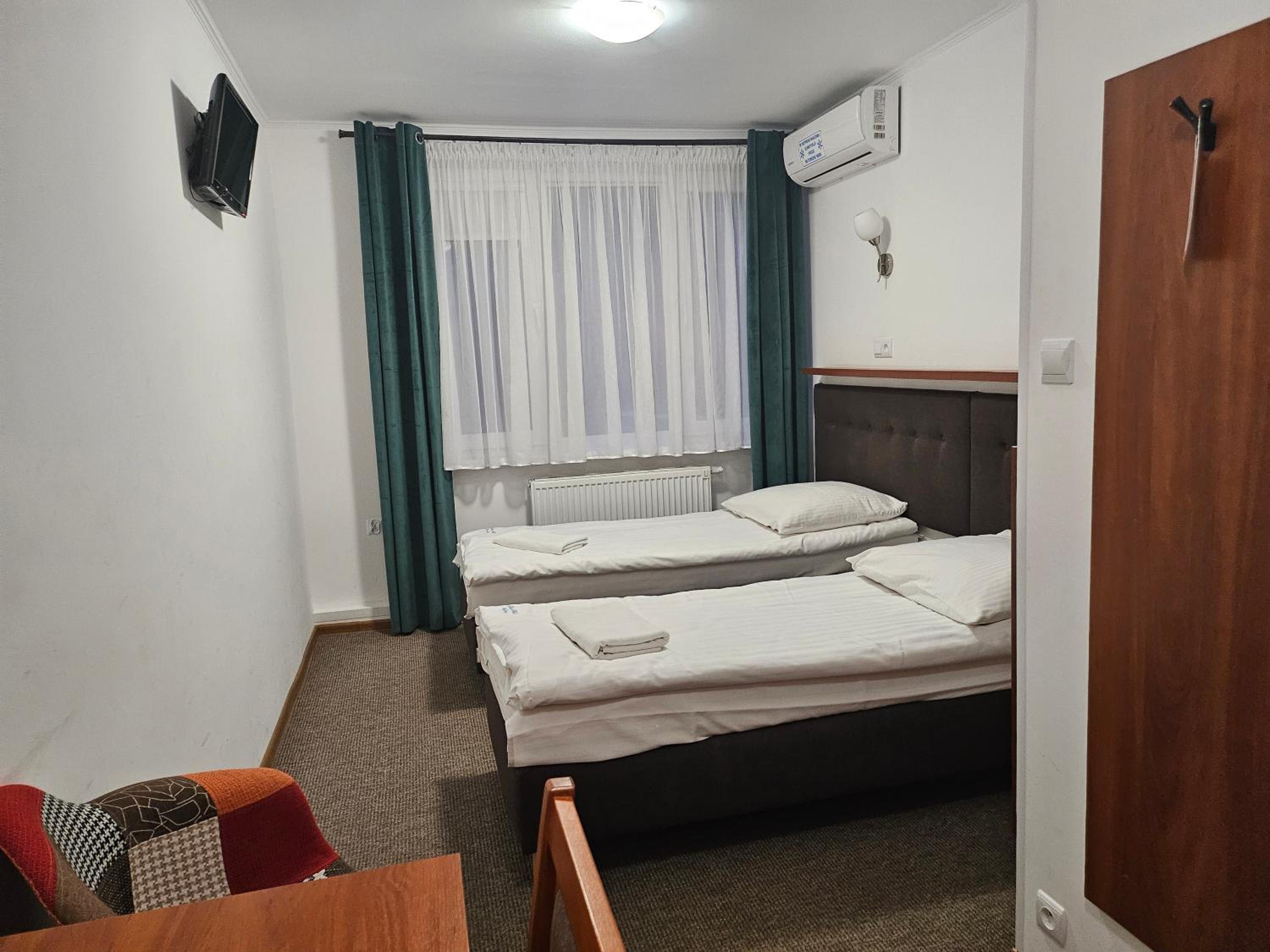 Small Twin Room - Photo 6