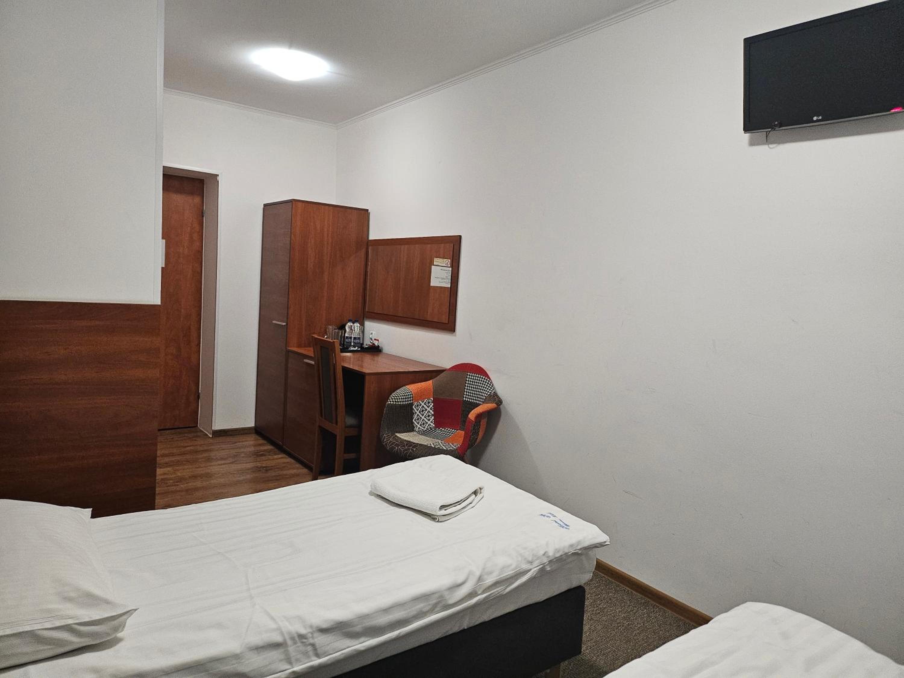 Small Twin Room - Photo 3