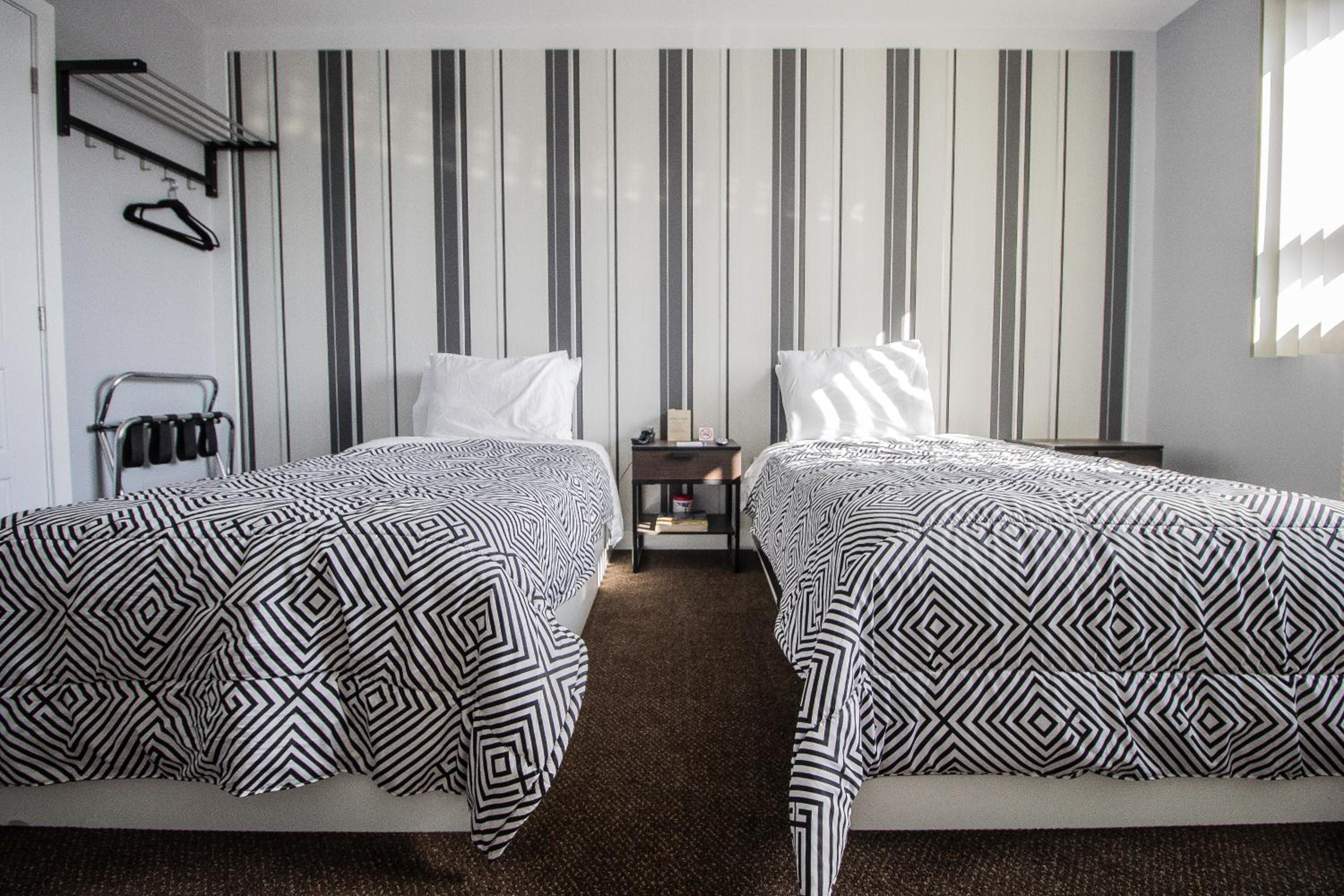 Standard Twin Room thumbnail 6