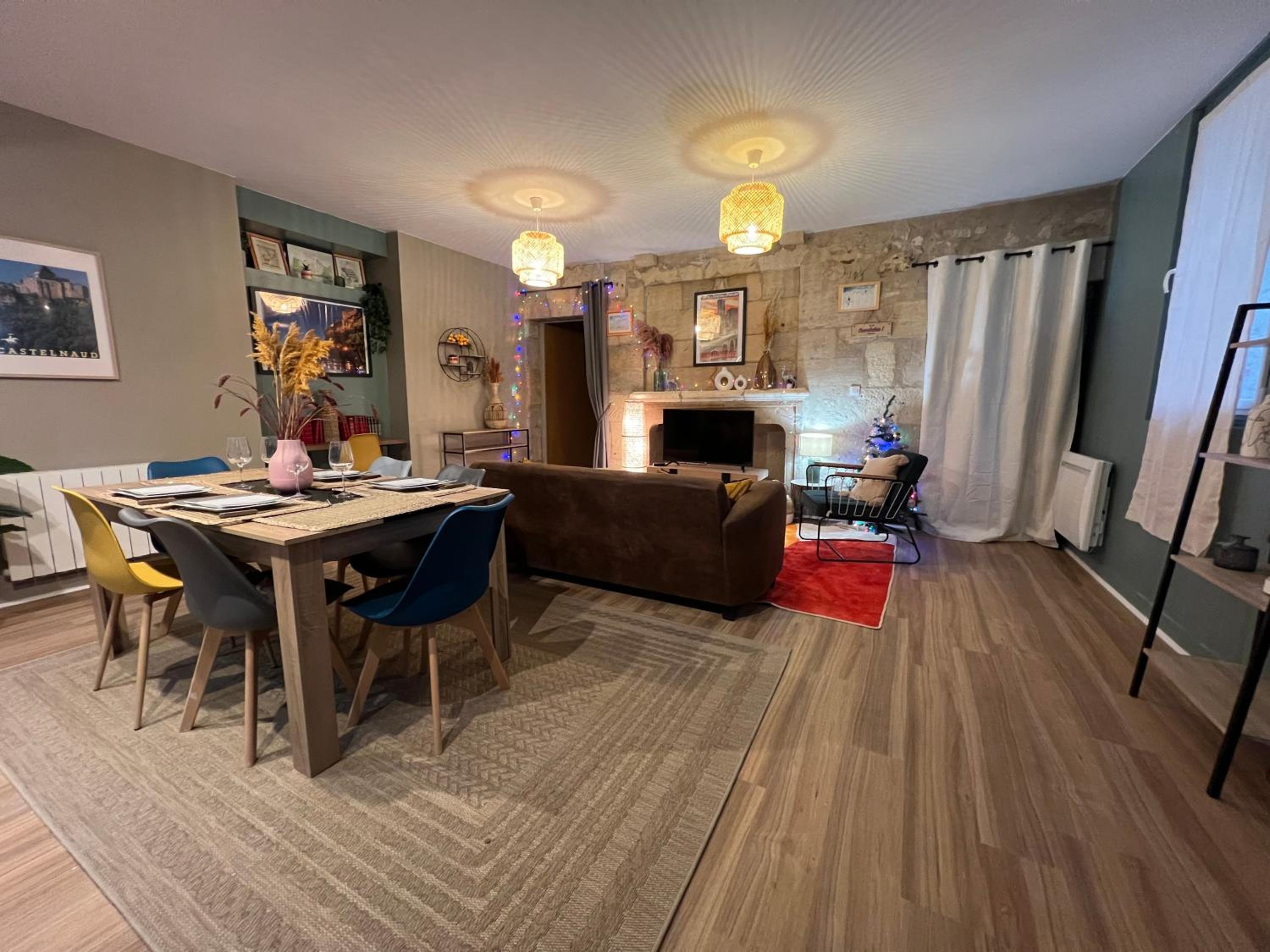 Superior Family Room photo 1
