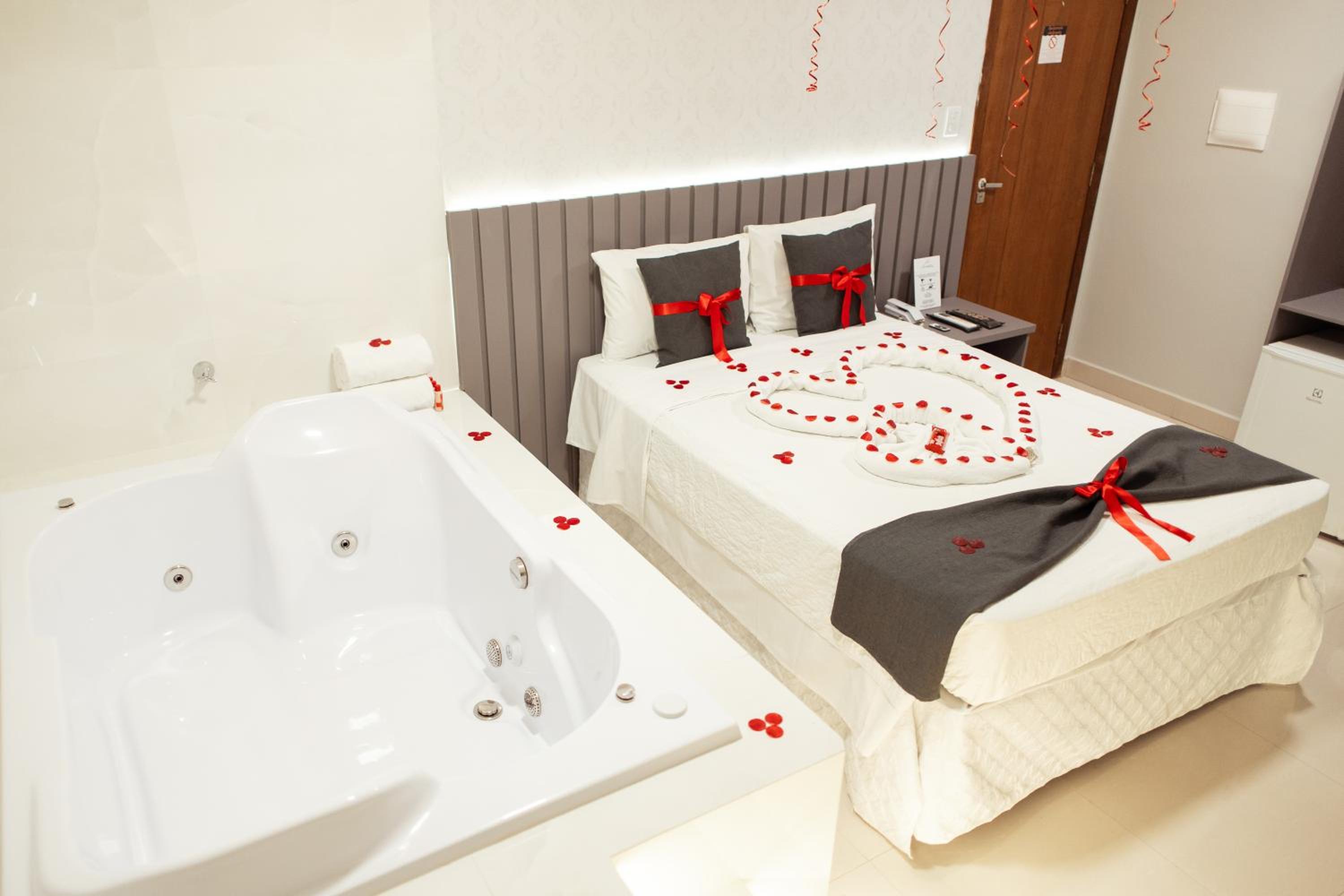 Deluxe Suite with Spa Bath photo 2