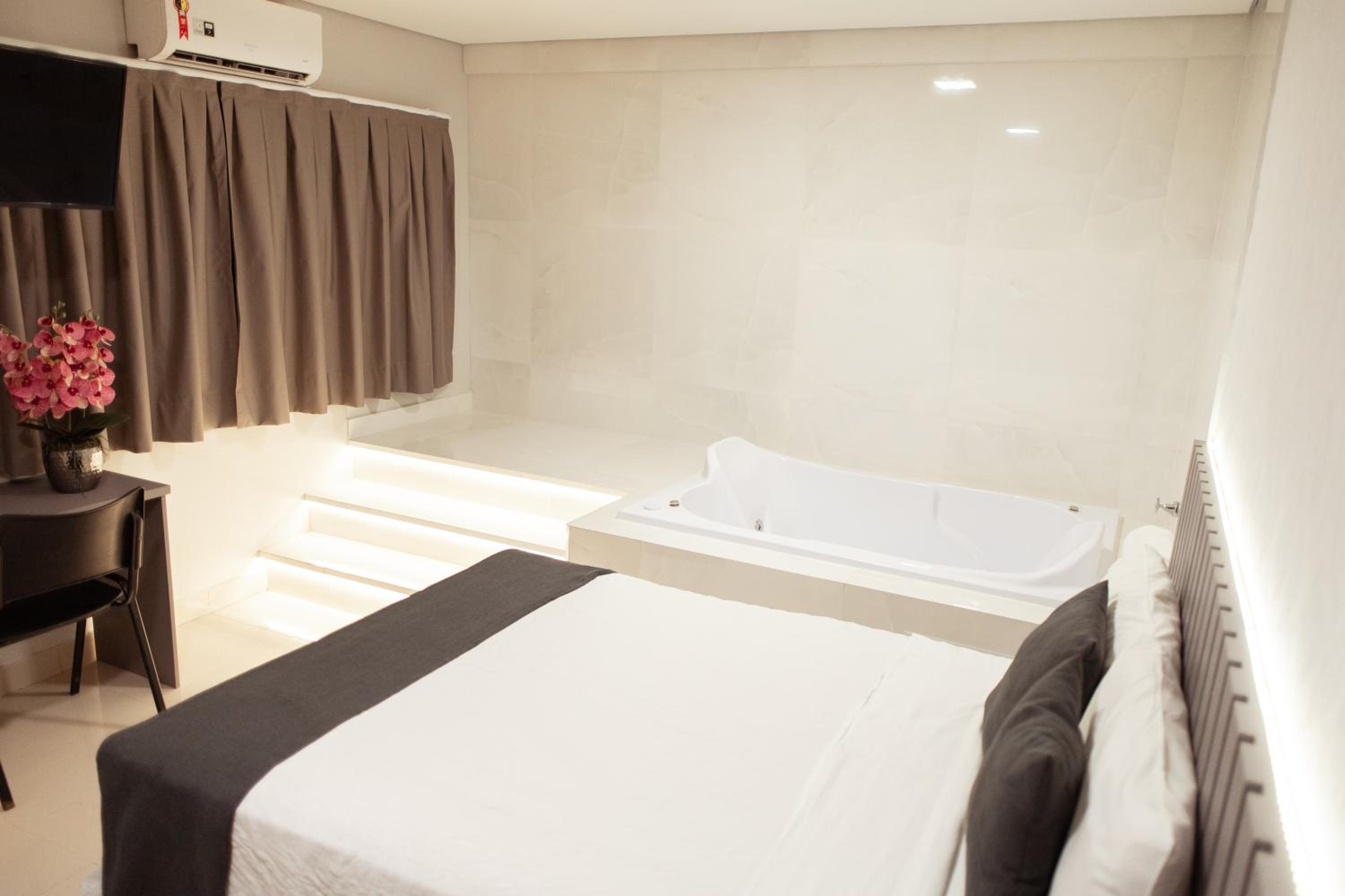 Deluxe Suite with Spa Bath photo 2