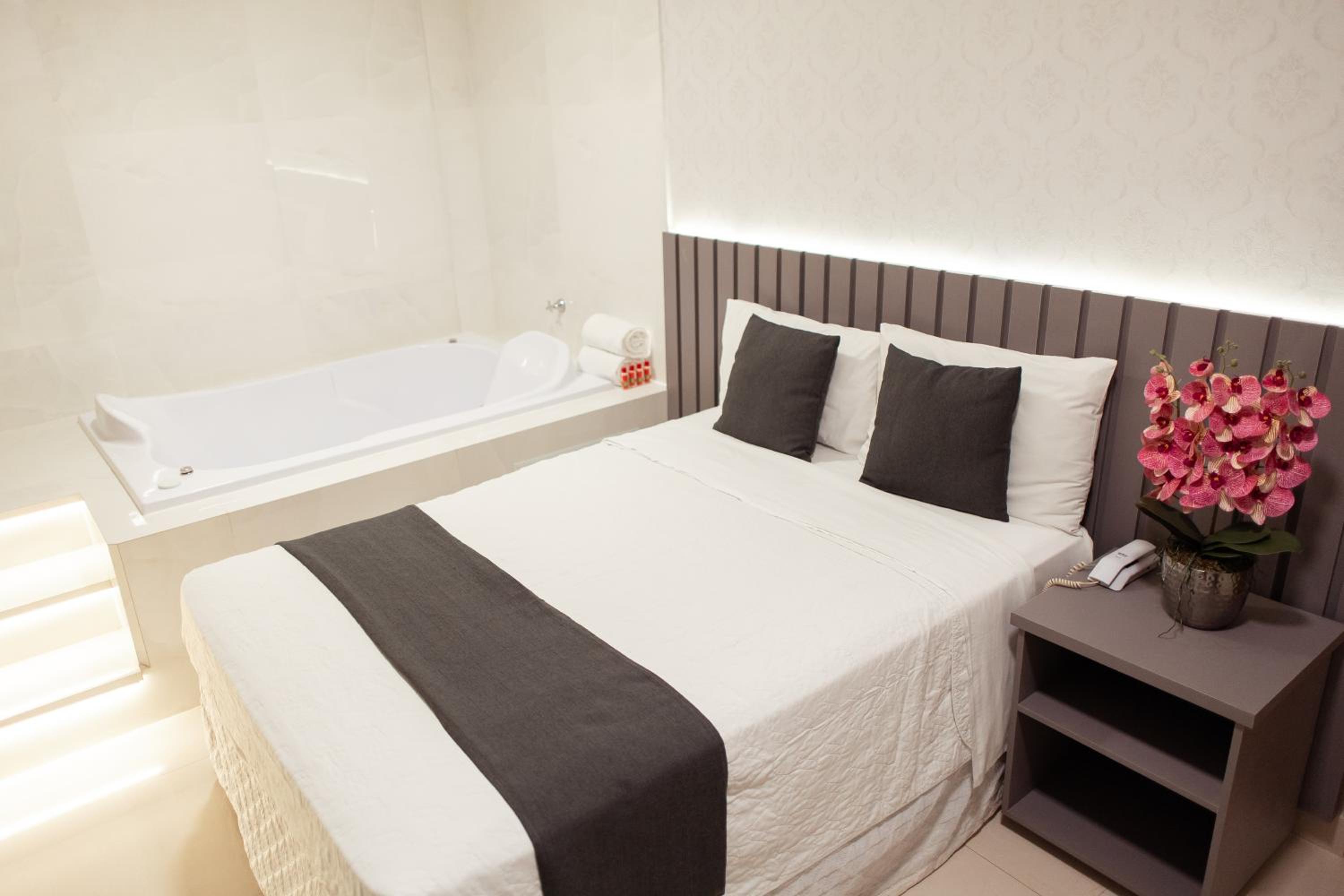 Deluxe Suite with Spa Bath