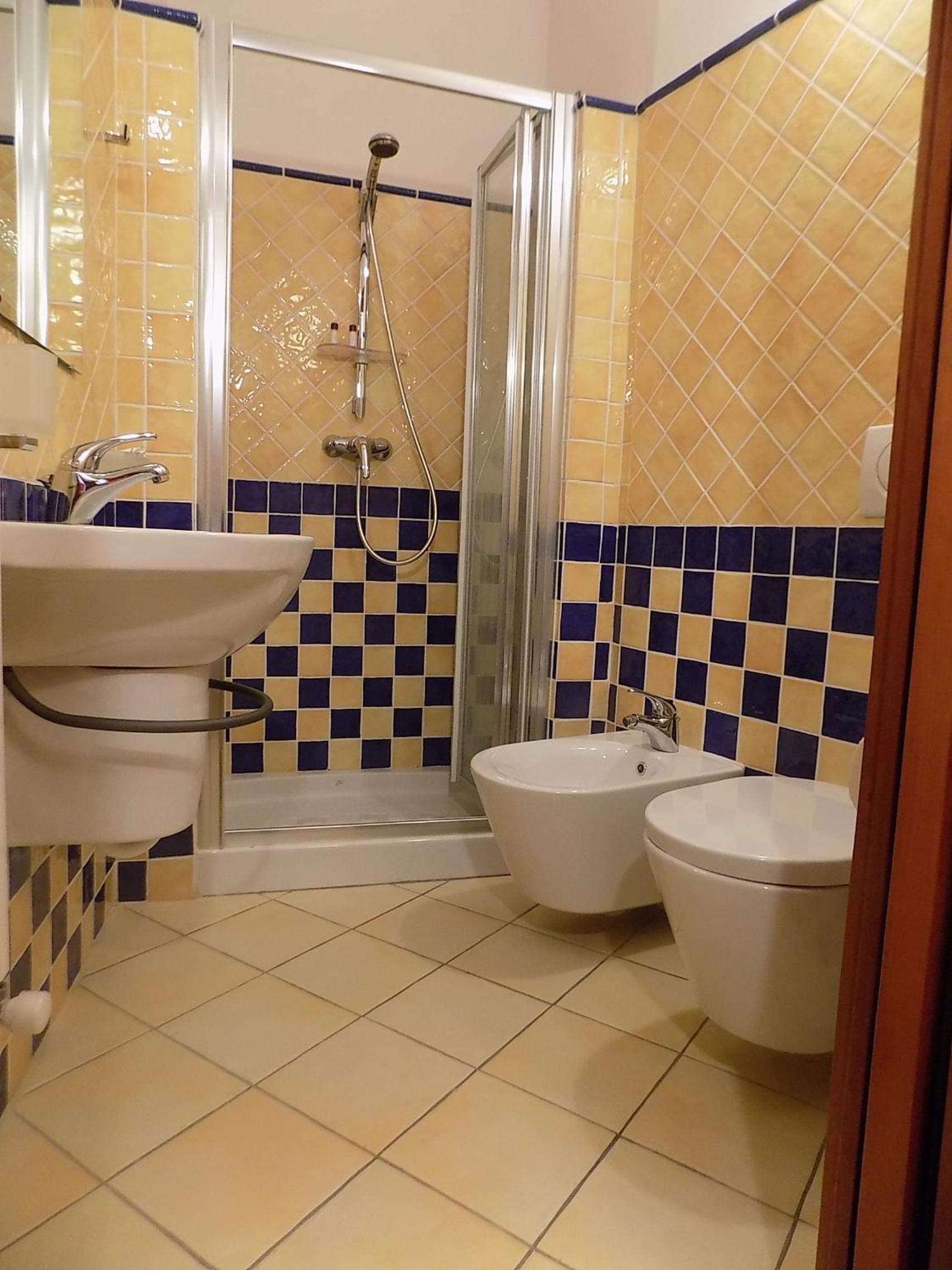 Double or Twin Room with Private Bathroom photo 3