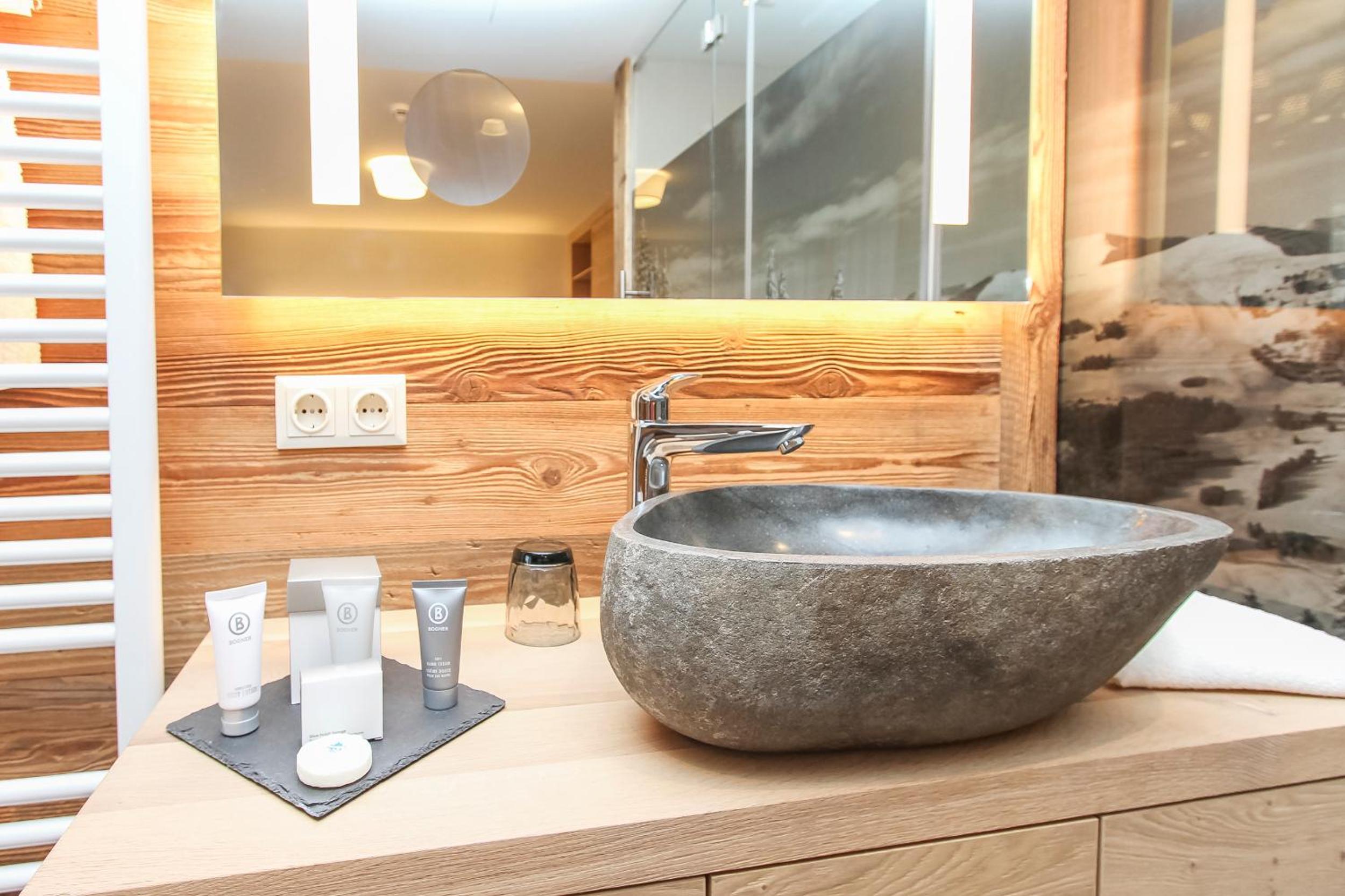 Superior Double Room with Balcony - Photo 8