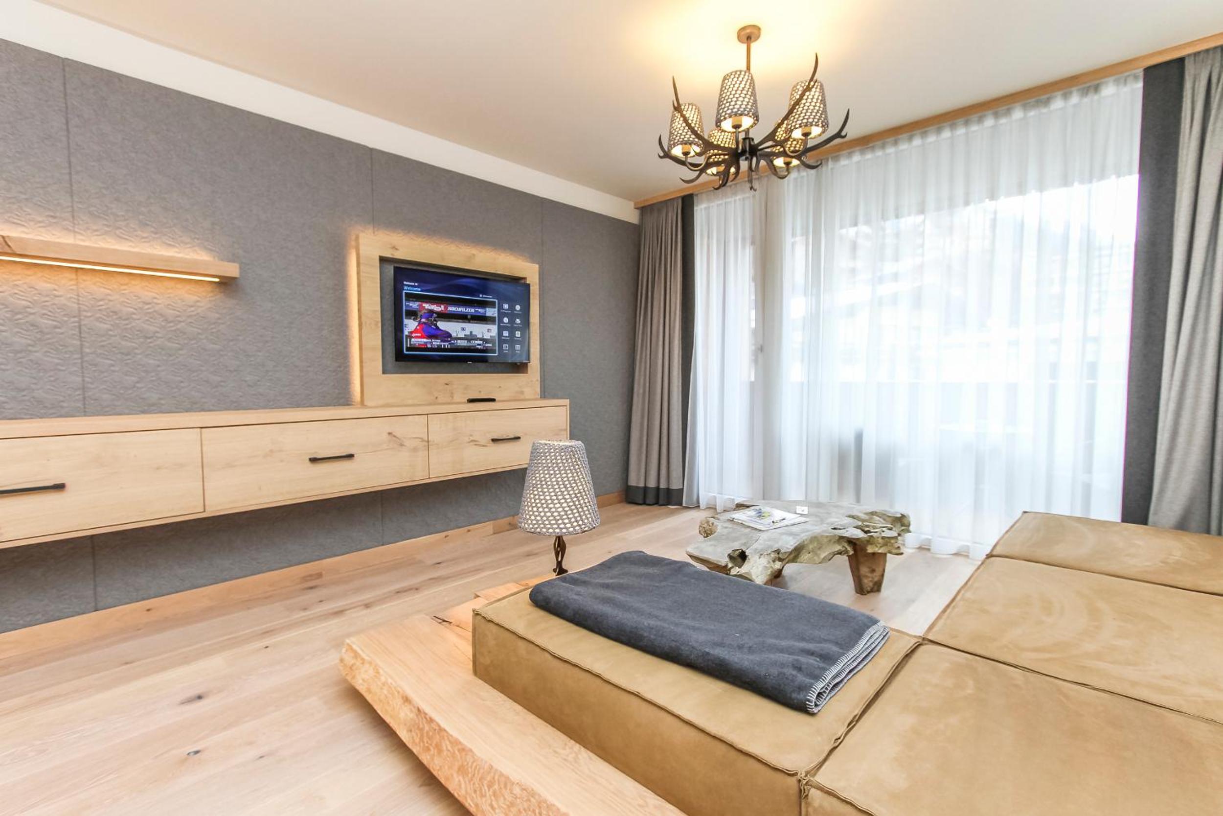 Junior Suite with Balcony - Photo 2