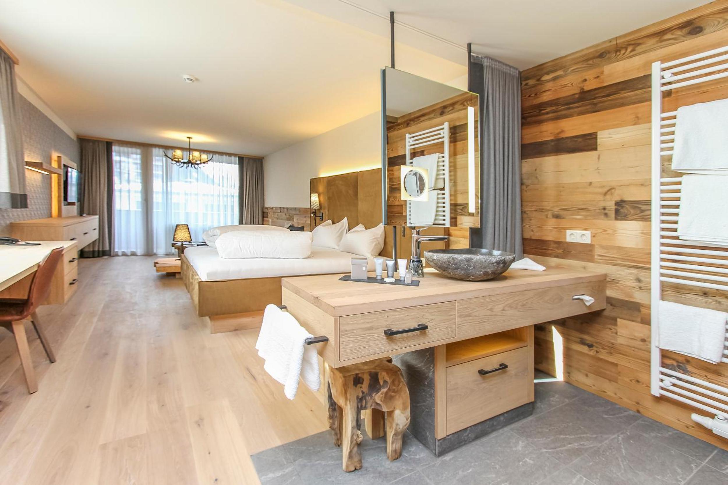 Junior Suite with Balcony - Photo 1