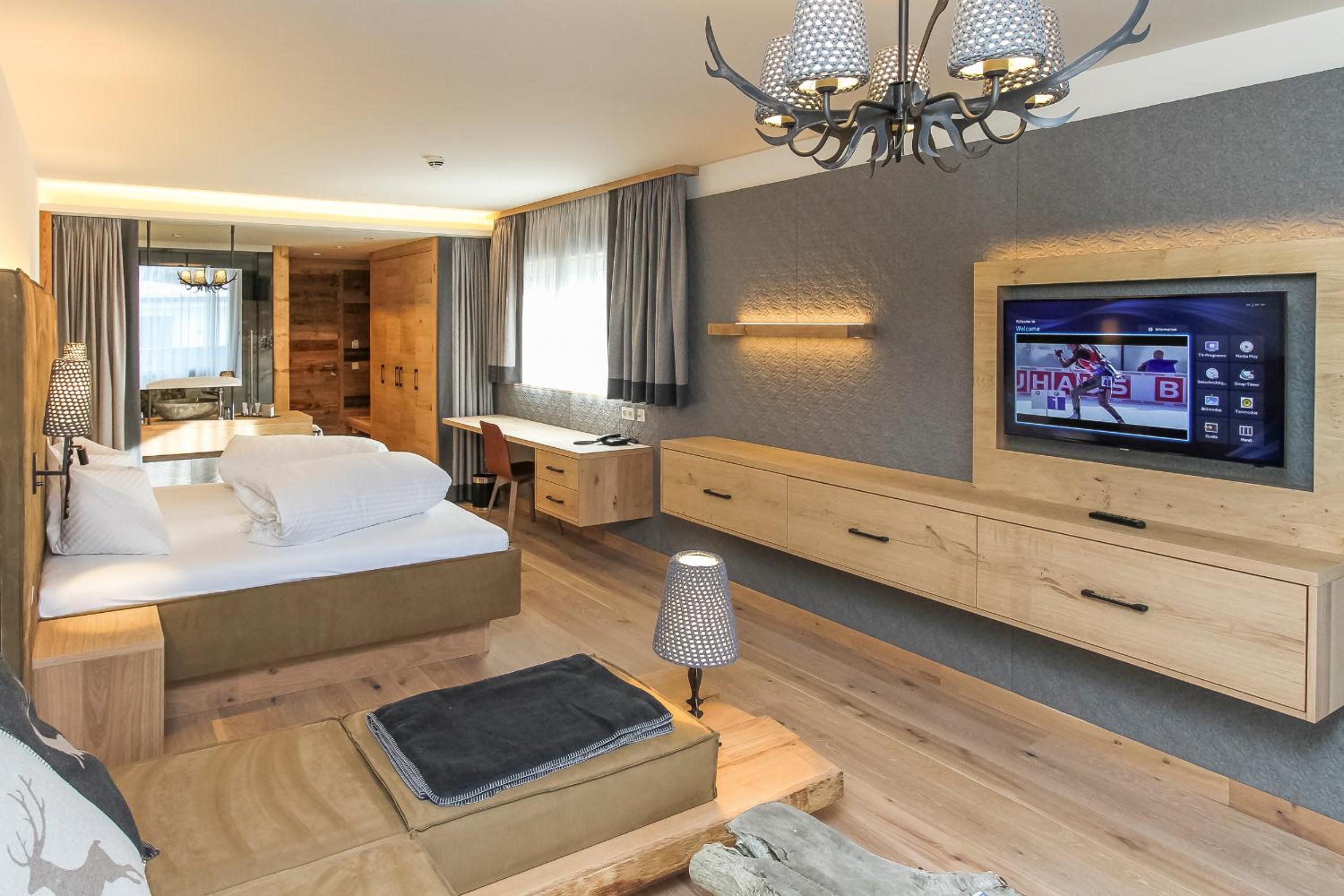 Junior Suite with Balcony - Photo 9