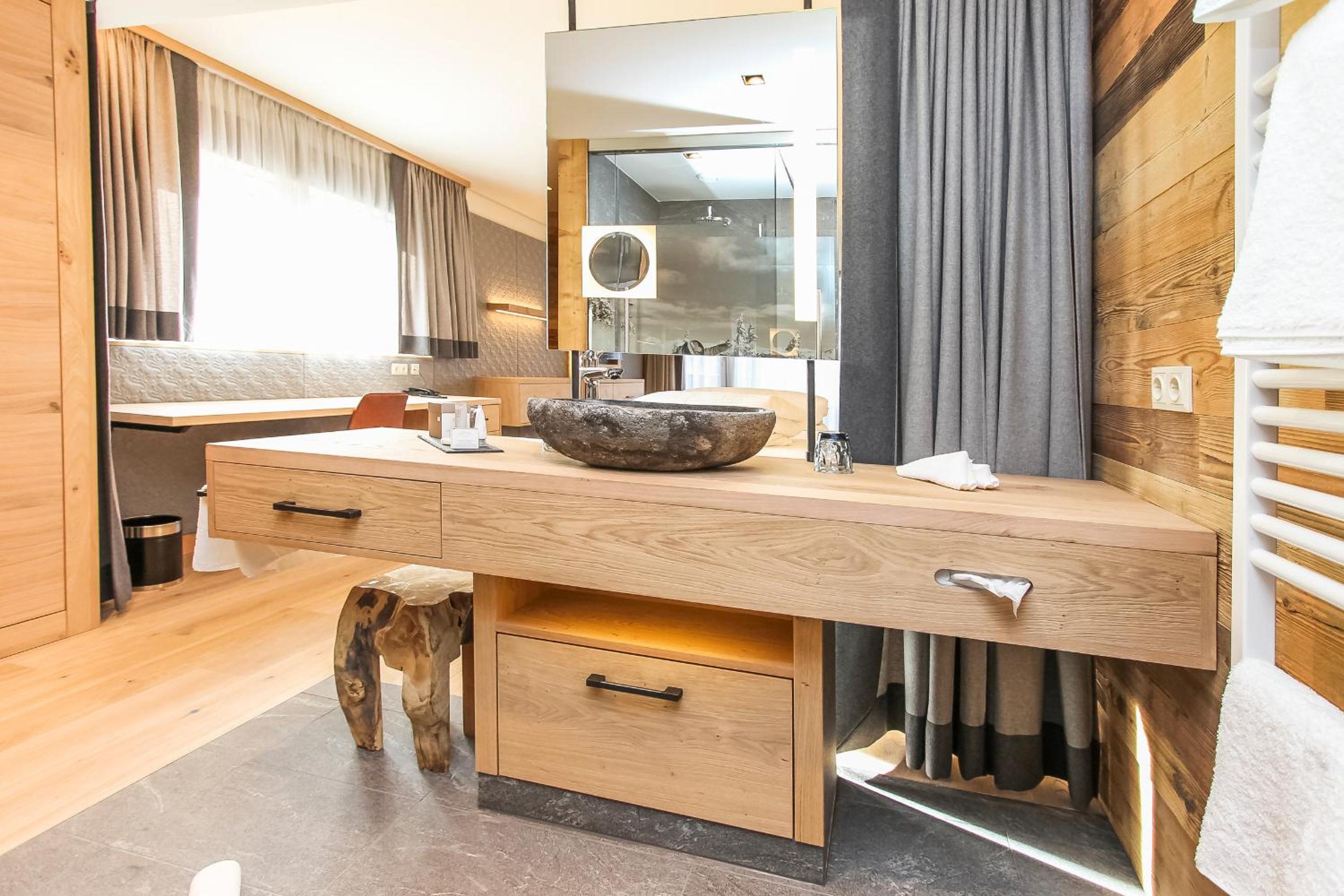 Junior Suite with Balcony - Photo 3