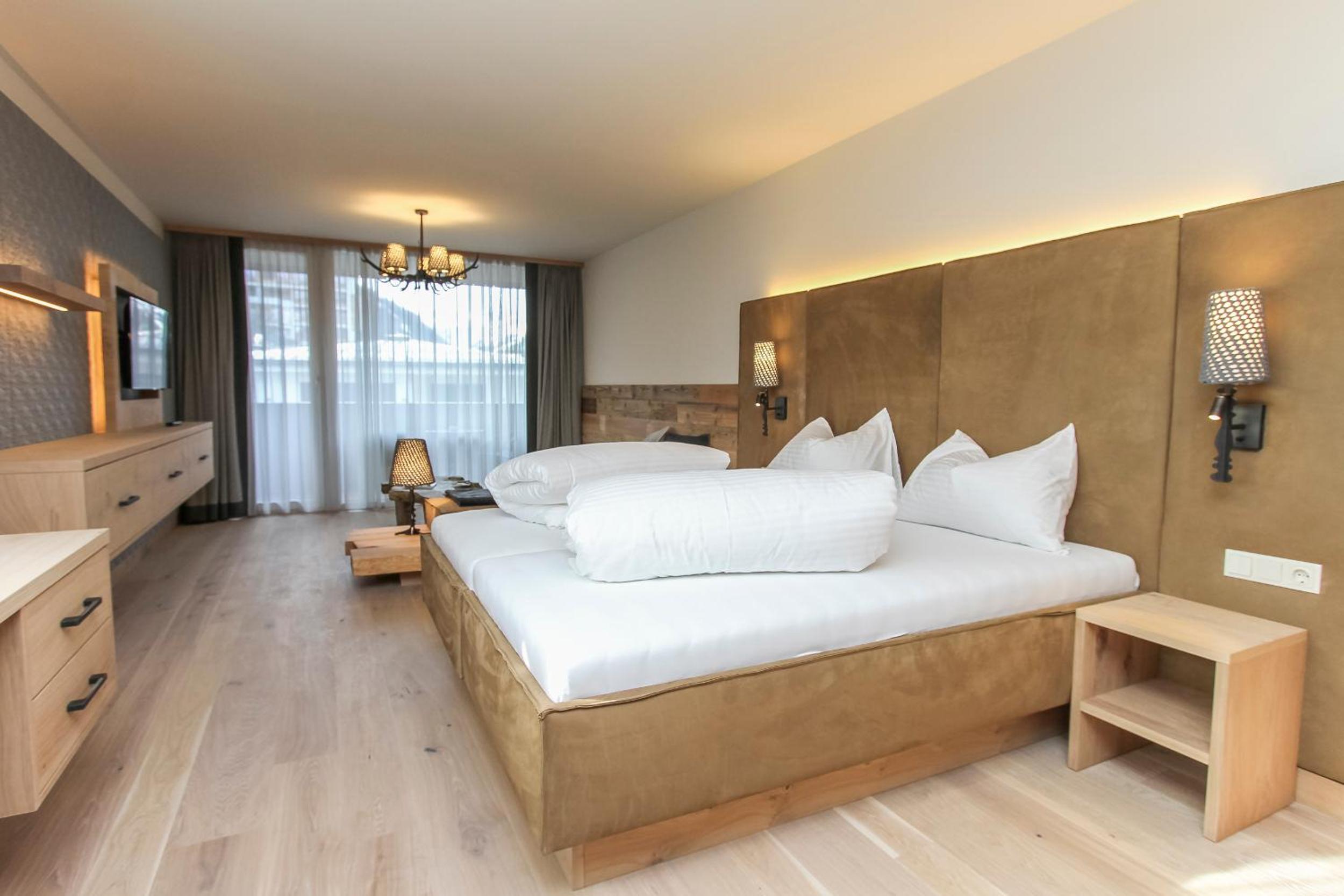 Junior Suite with Balcony - Photo 8