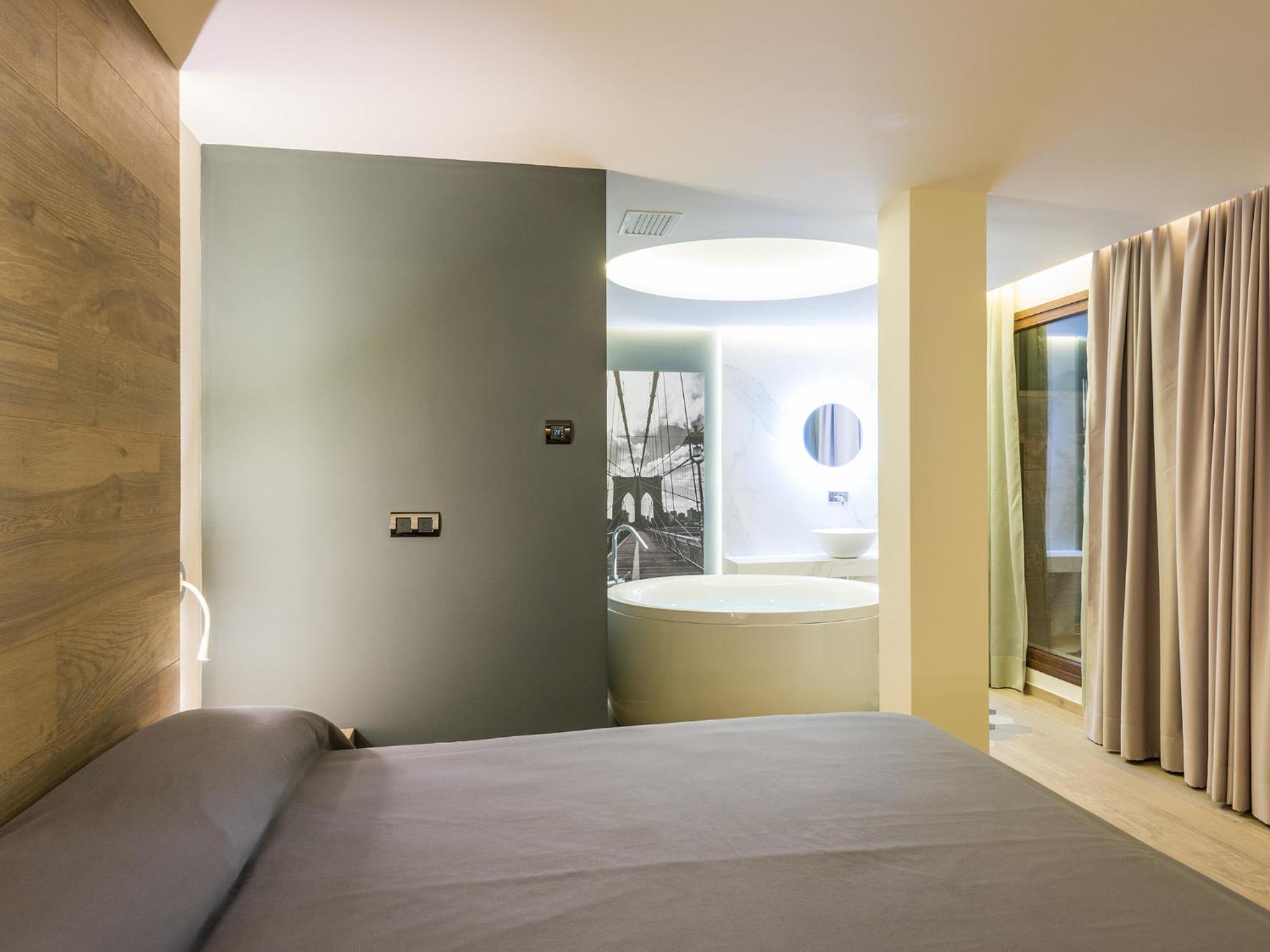 King Suite with Spa Bath photo 3
