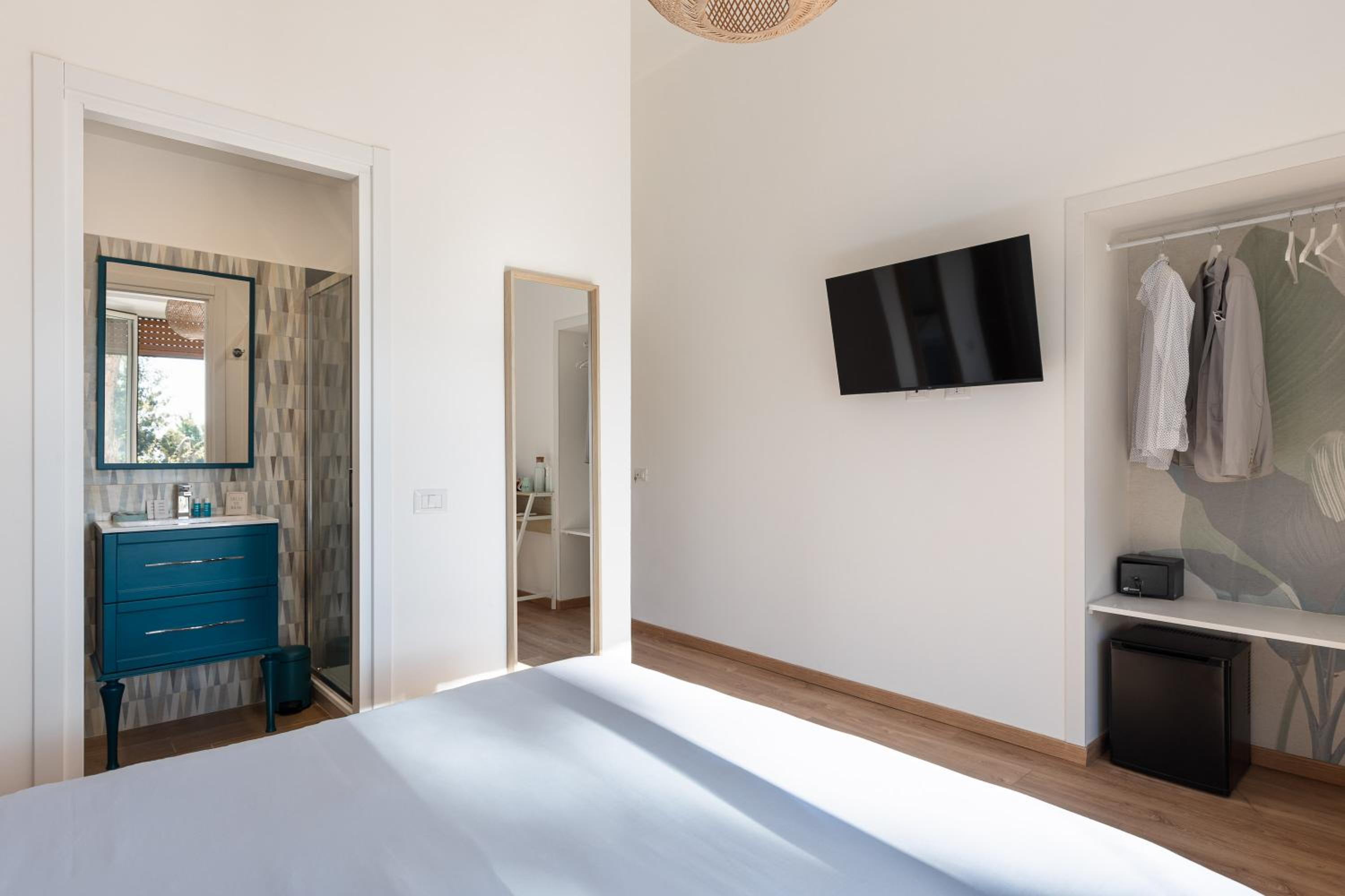 Deluxe Double Room with Balcony - Photo 7