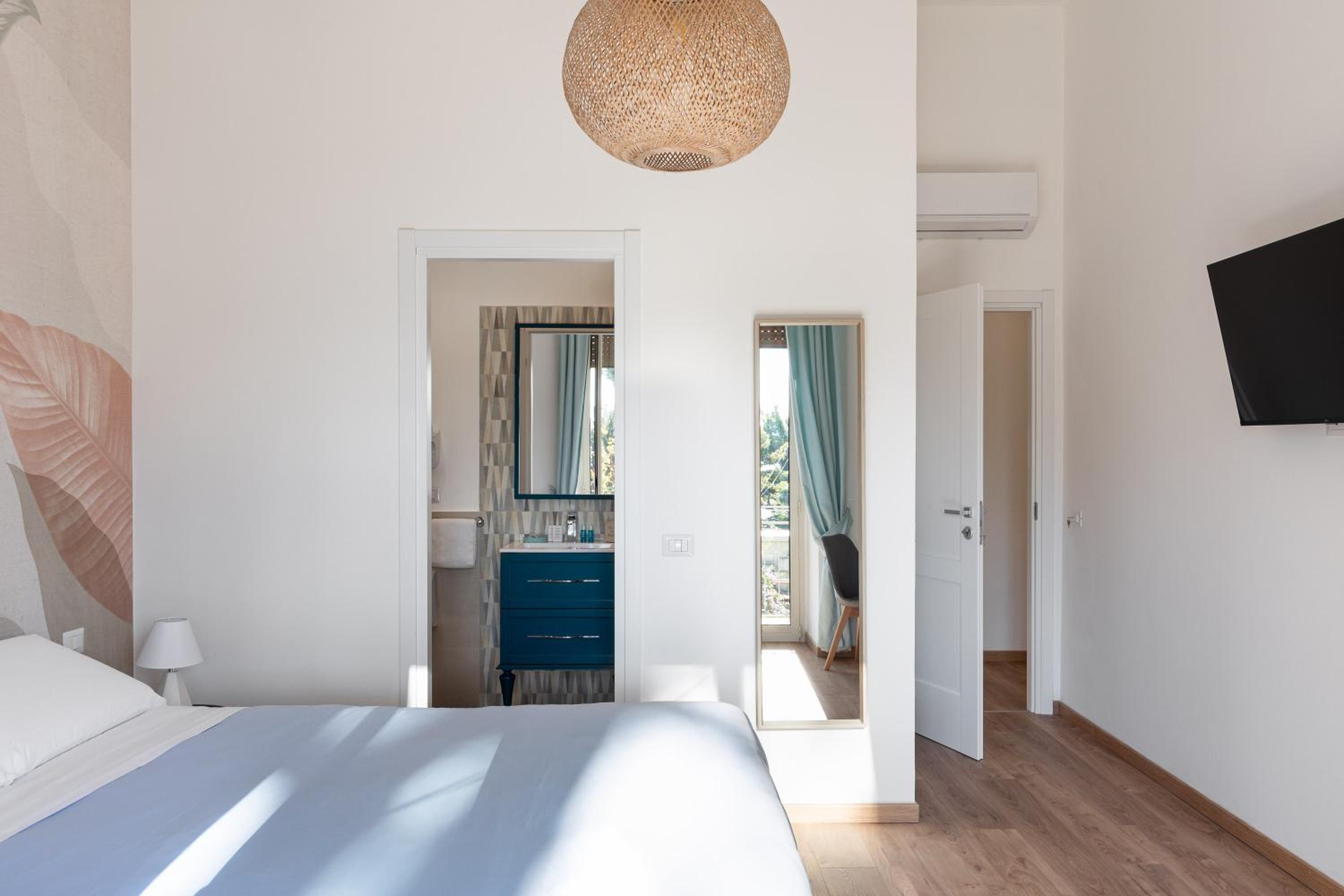Deluxe Double Room with Balcony - Photo 6
