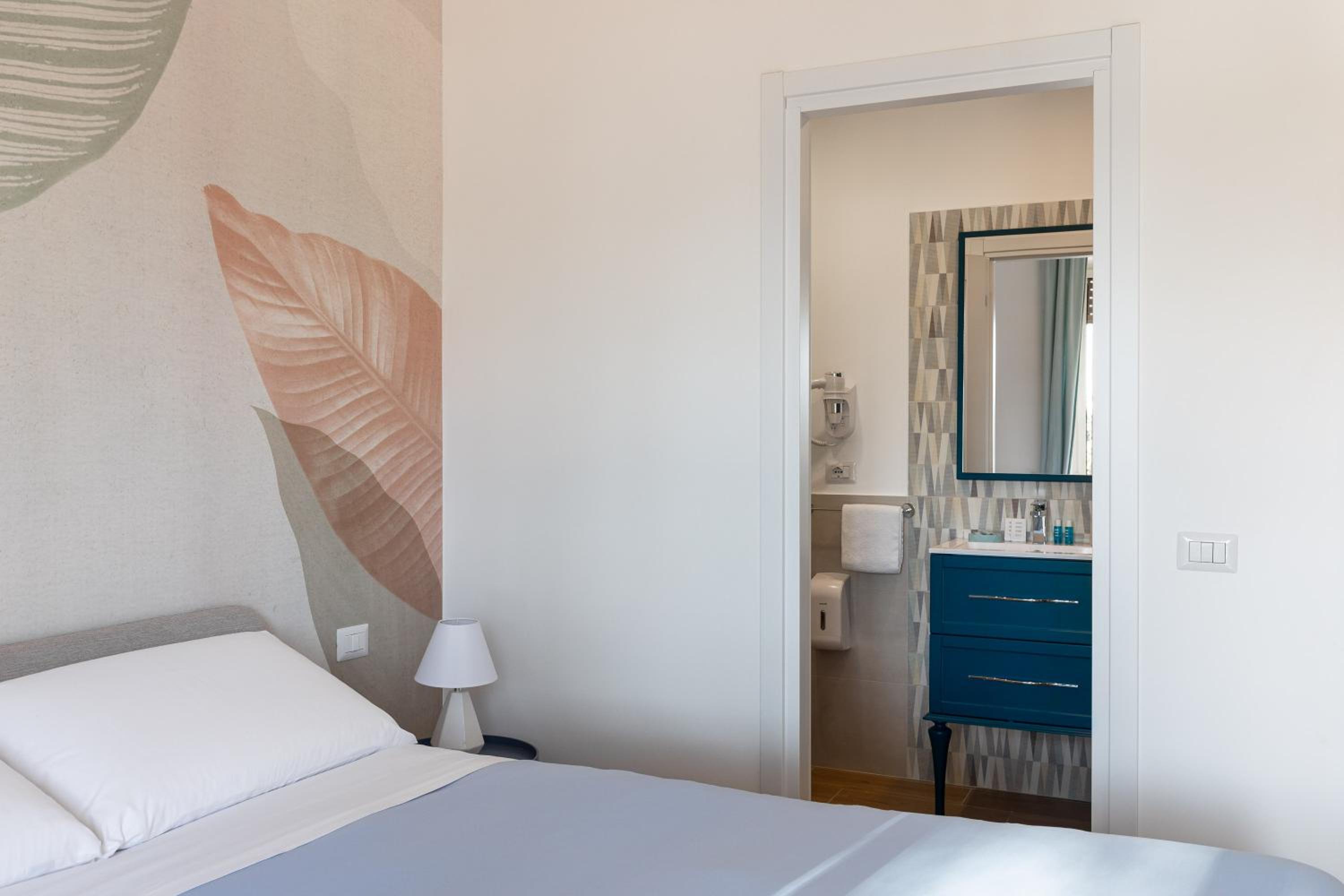 Deluxe Double Room with Balcony - Photo 4