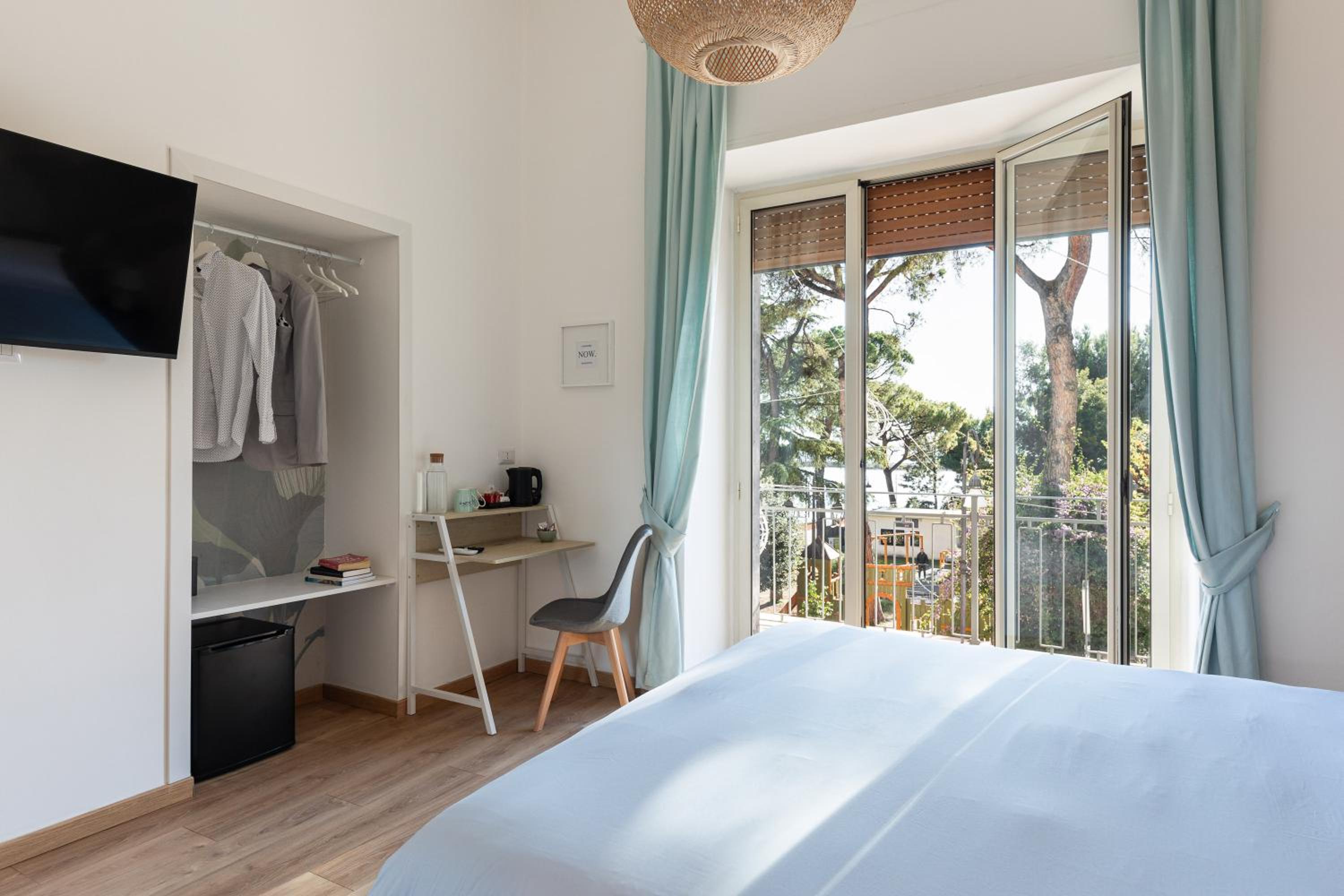 Deluxe Double Room with Balcony - Photo 5
