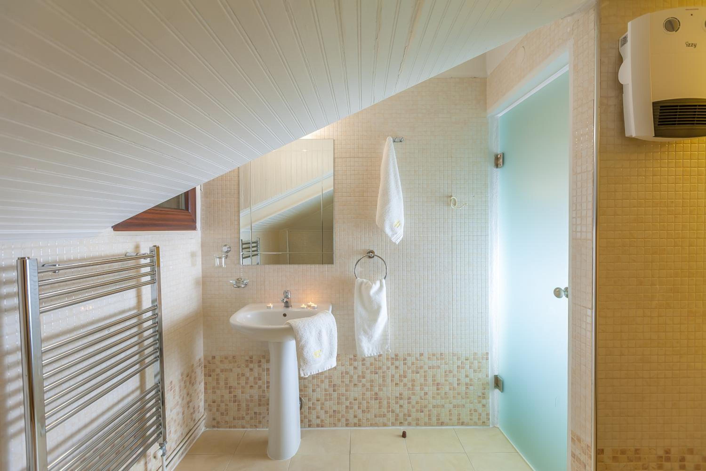 Double Room - Attic with Spa Bath photo 2