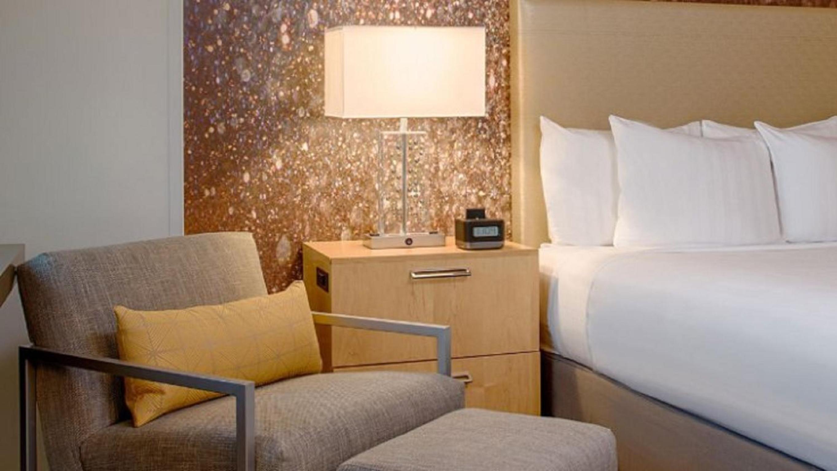 King Room with Balcony - Photo 4