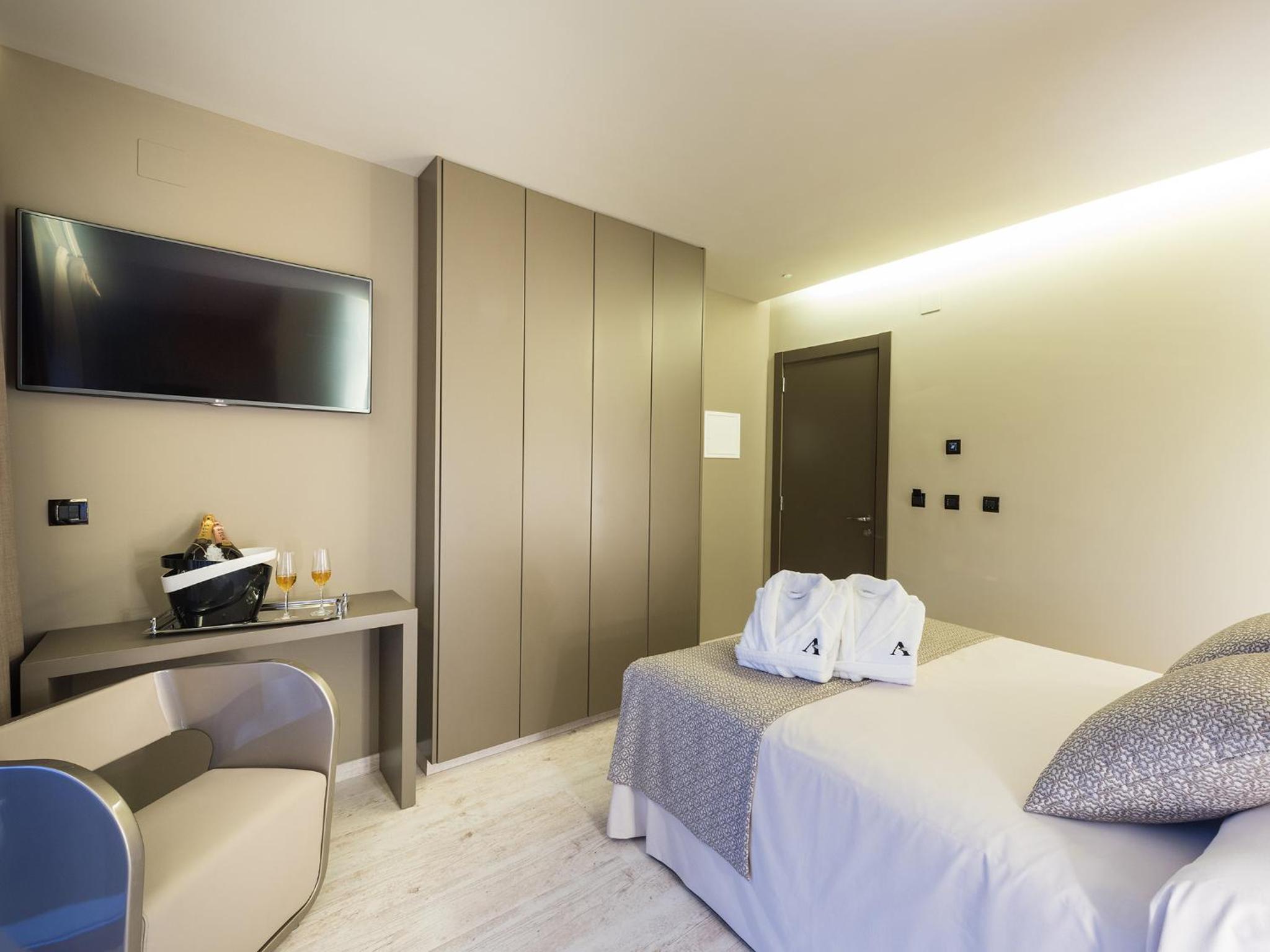 Queen Room with Pool View photo 3