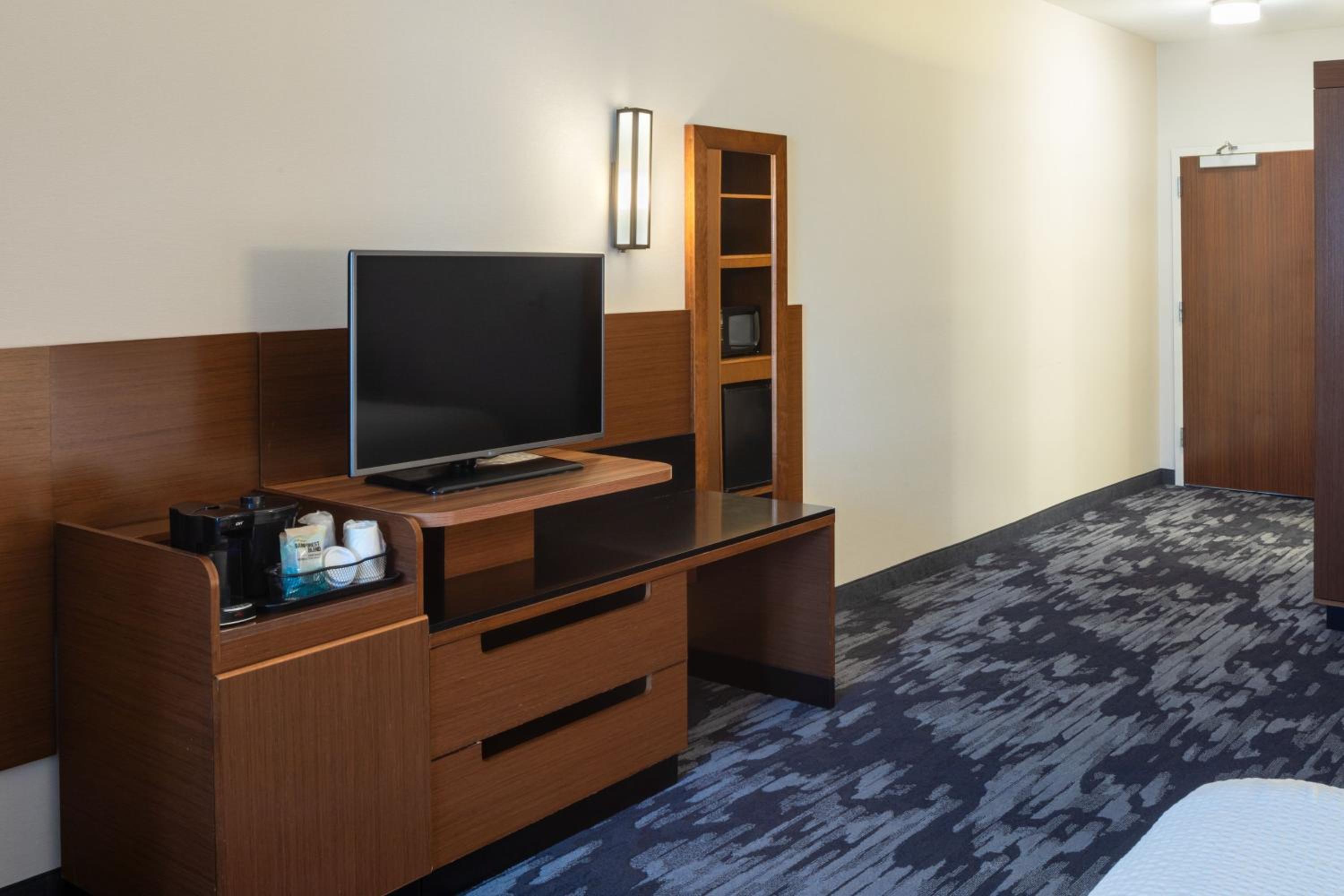 Queen Suite with Sofa Bed photo 3