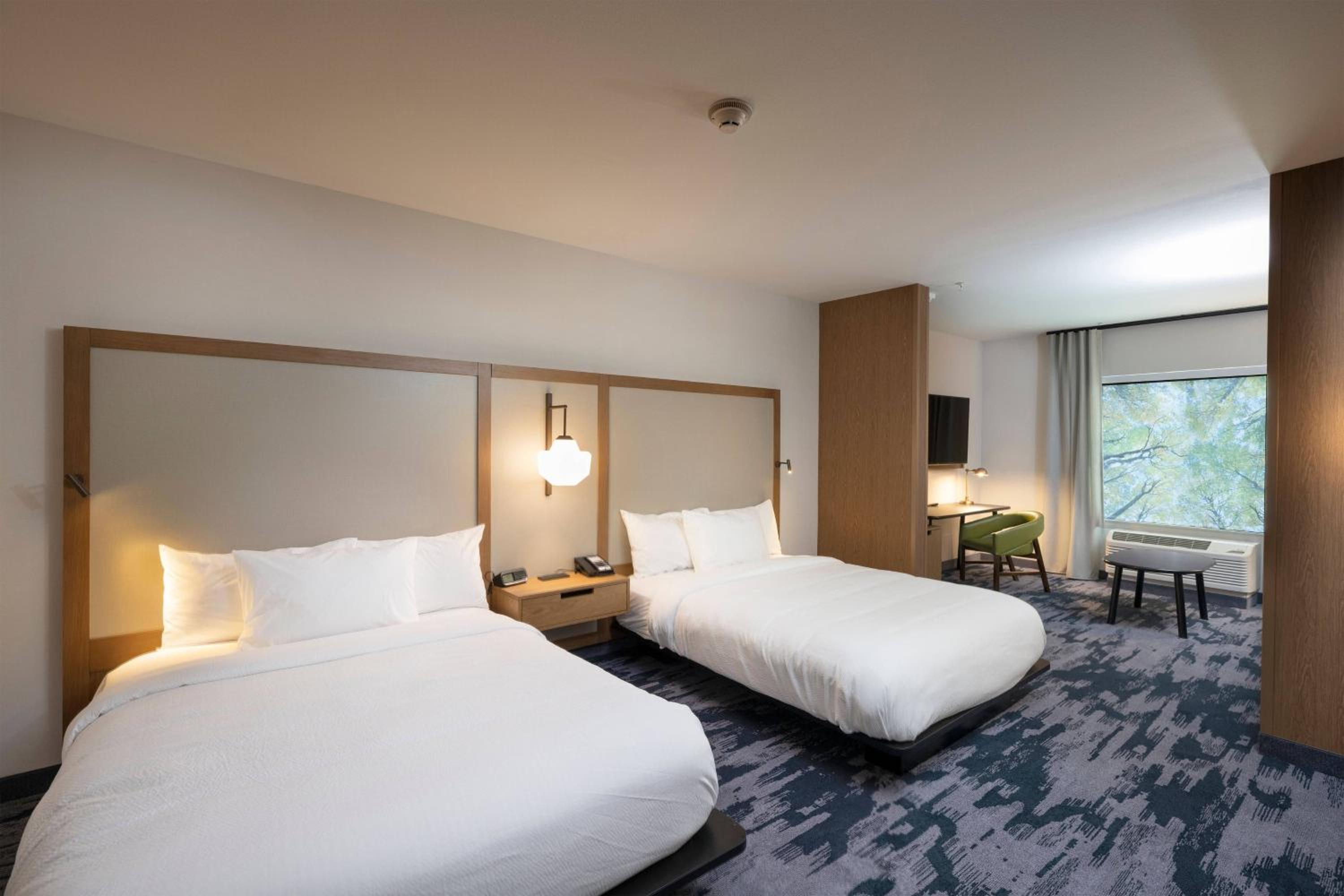Queen Suite with Two Queen Beds, Bathtub and Sofa Bed - Mobility Access/Hearing Accessible - Photo 2