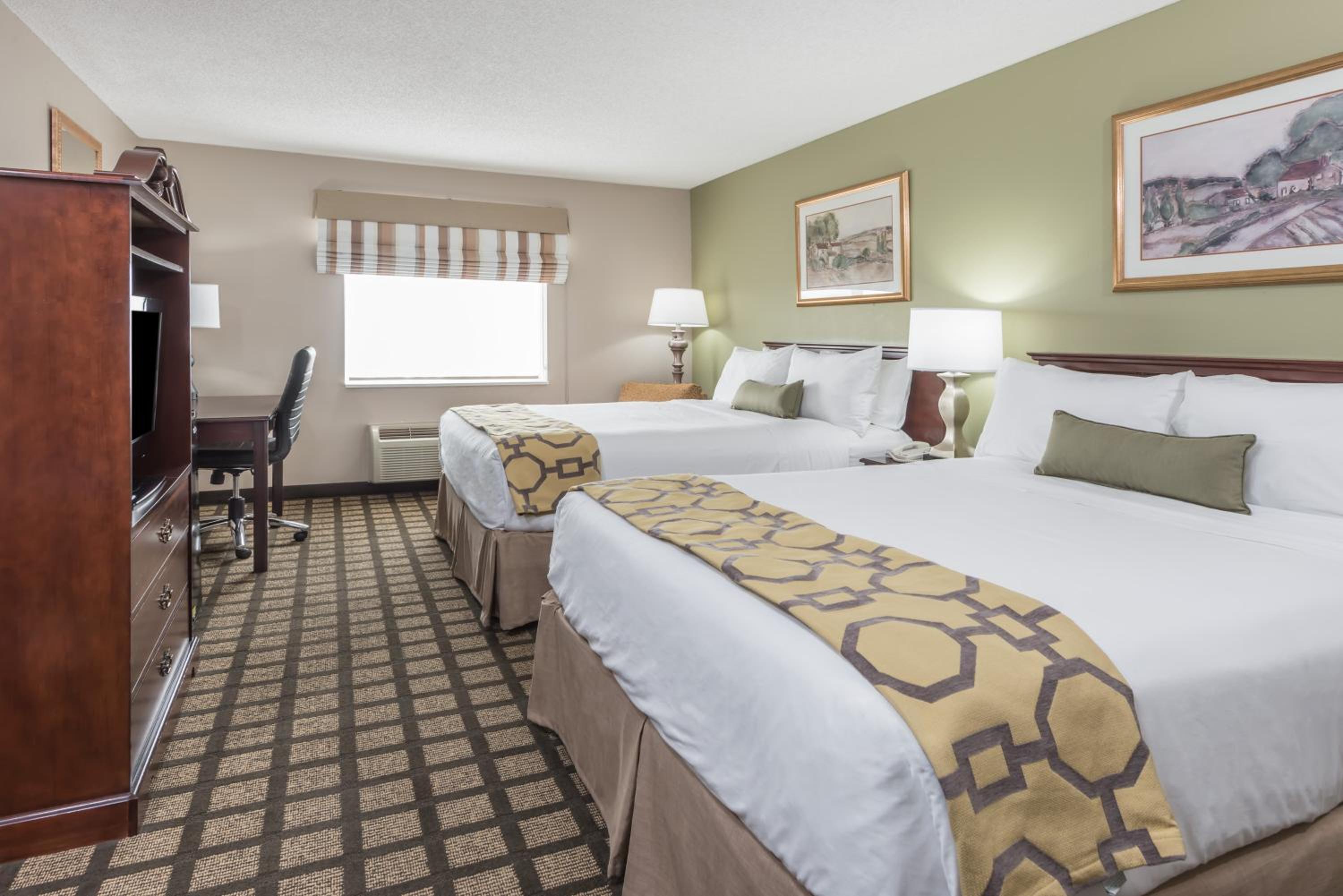 Queen Room with Two Queen Beds and Lake View - Accessible/Non-Smoking - Photo 3