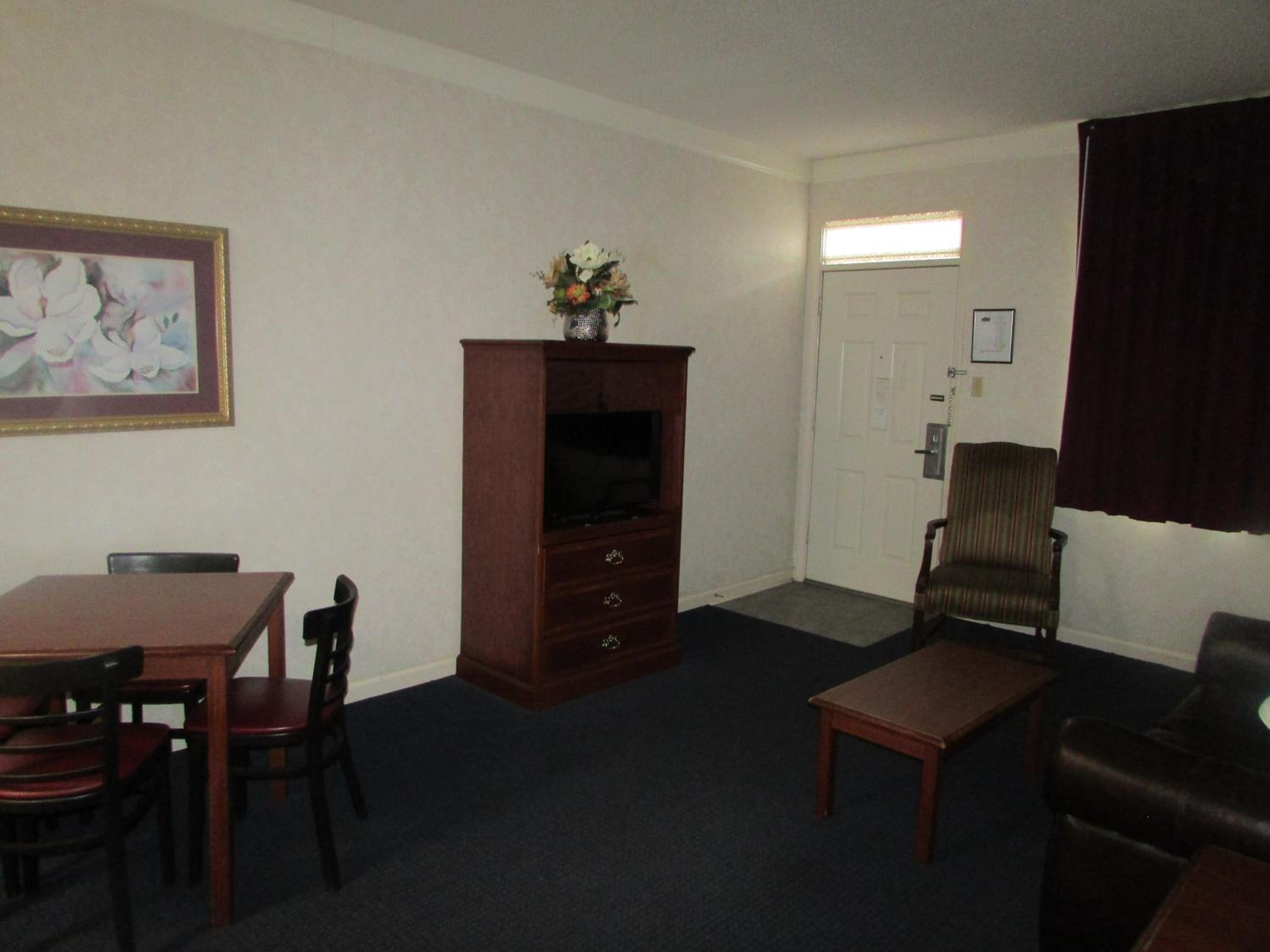 2 Bedroom Suite with Kitchenette photo 3