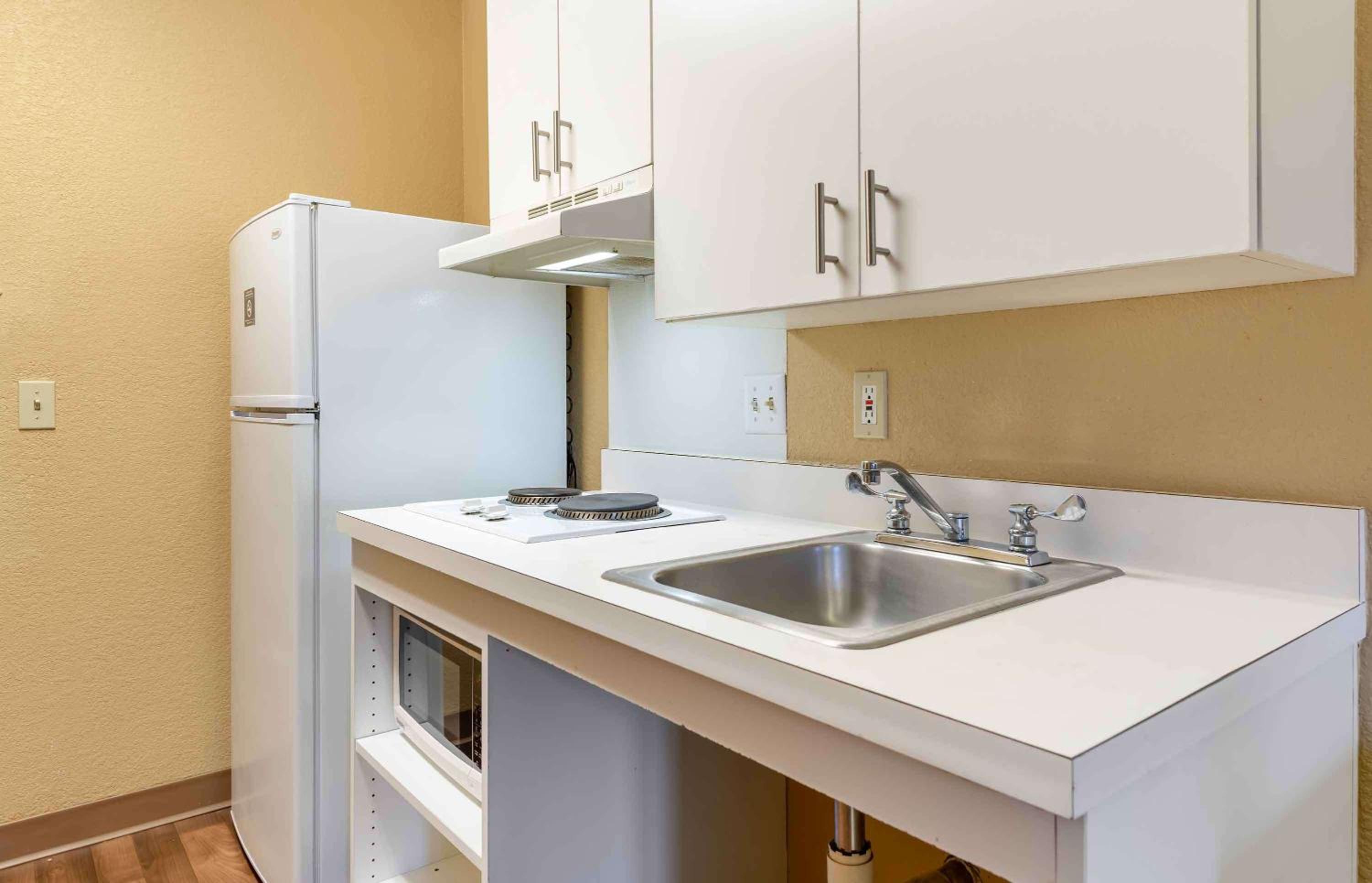 2 Full Beds | Non-Smoking, Kitchen - Photo 11