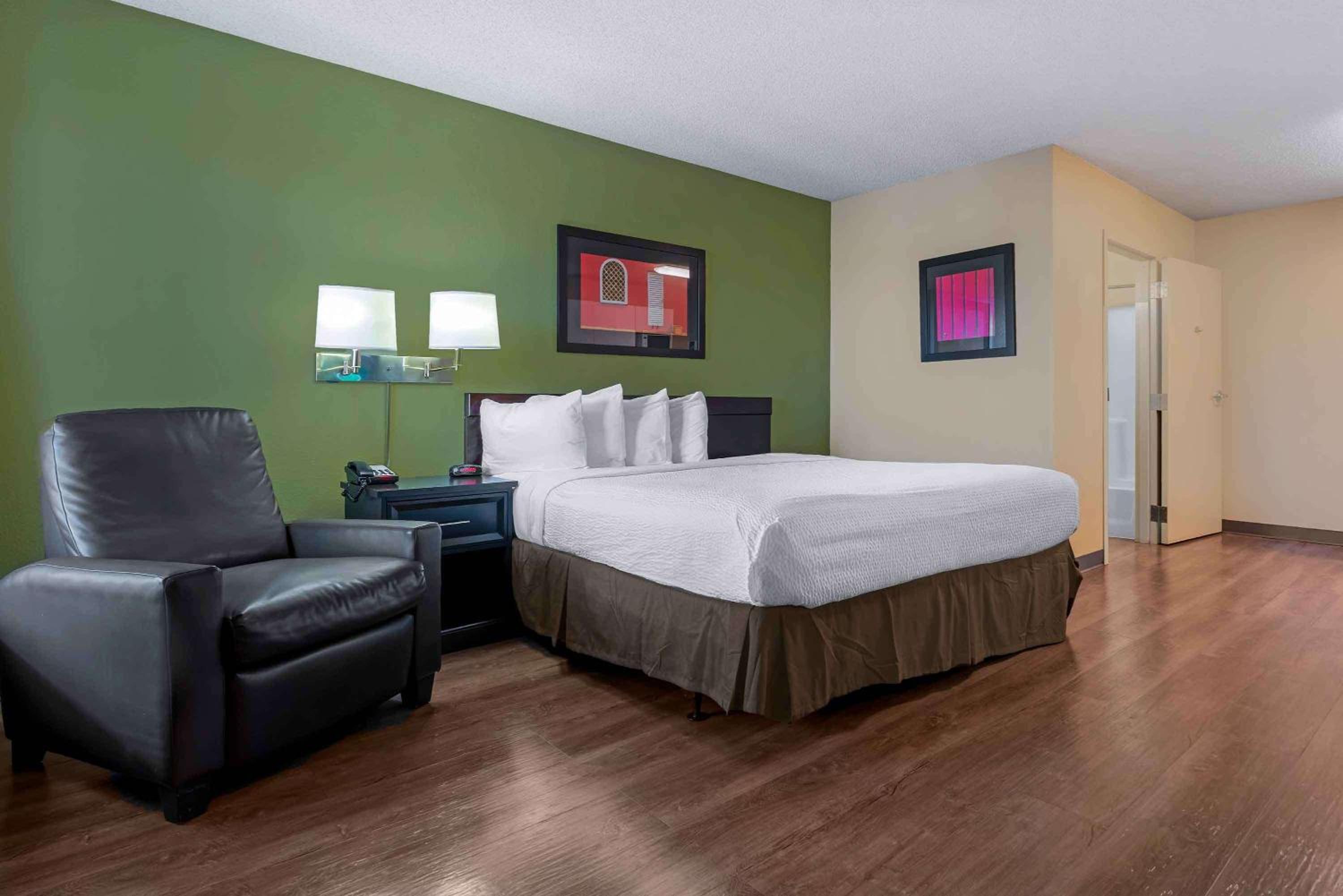 1 Queen Bed | Non-Smoking, Kitchen - Photo 4