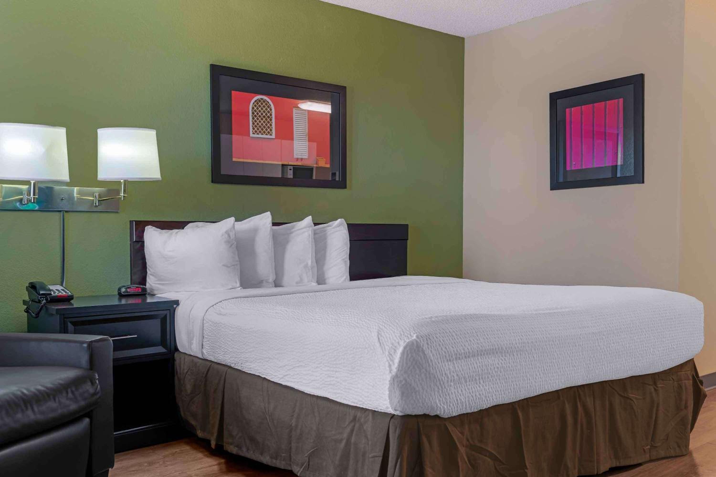 1 Queen Bed | Non-Smoking, Kitchen - Photo 1