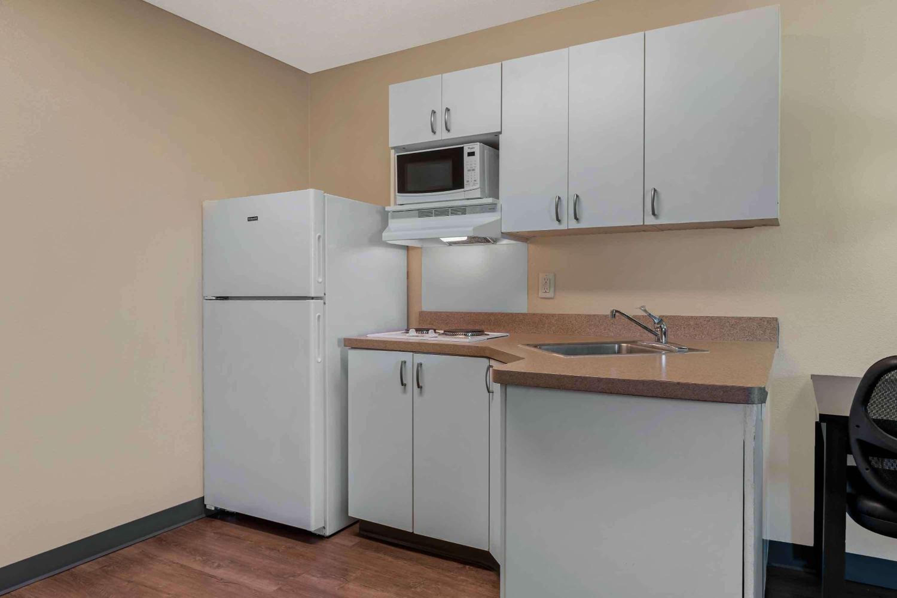 1 Queen Bed | Non-Smoking, Kitchen - Photo 7