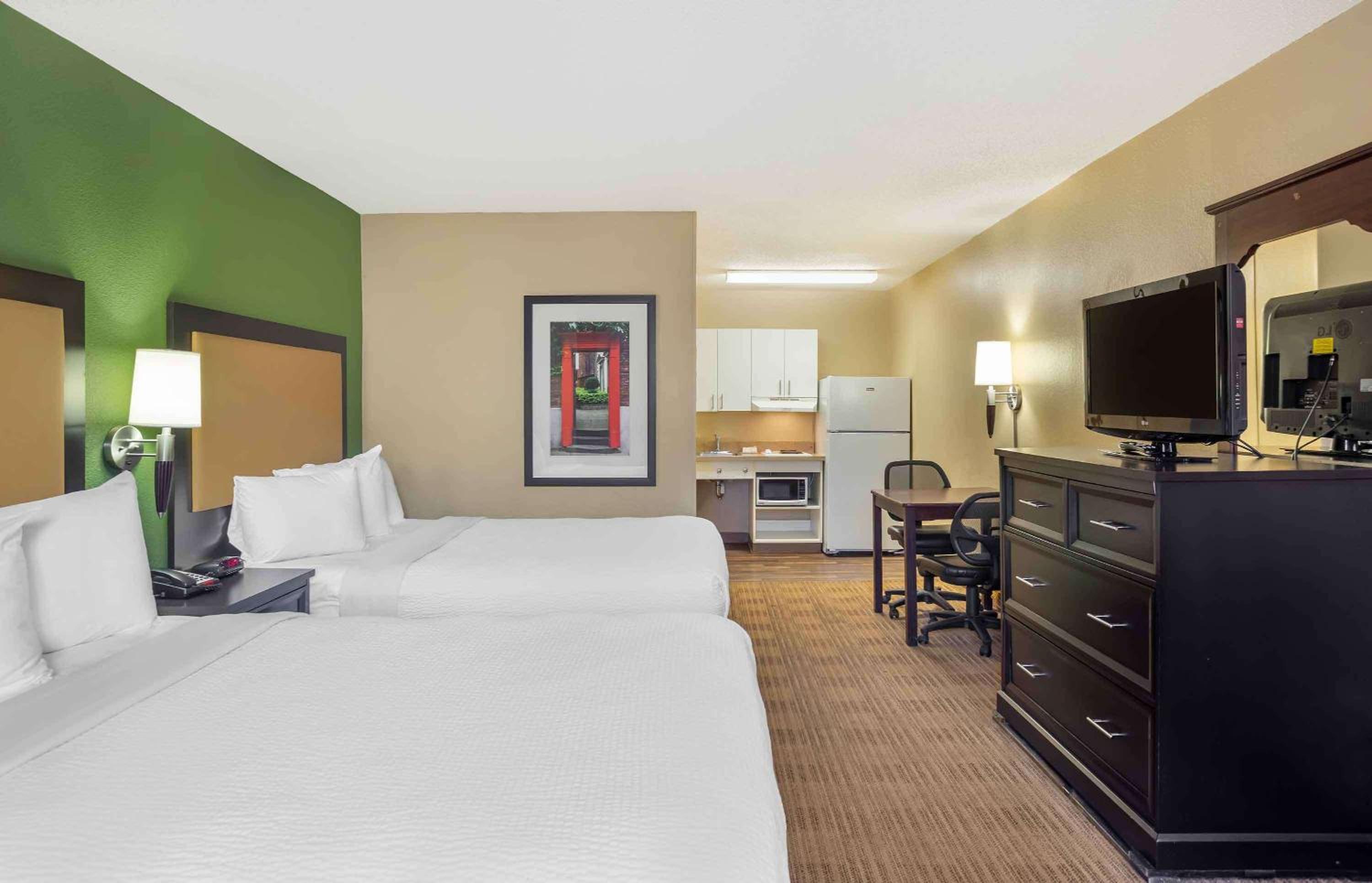 2 Full Beds | Non-Smoking, Kitchen - Photo 7