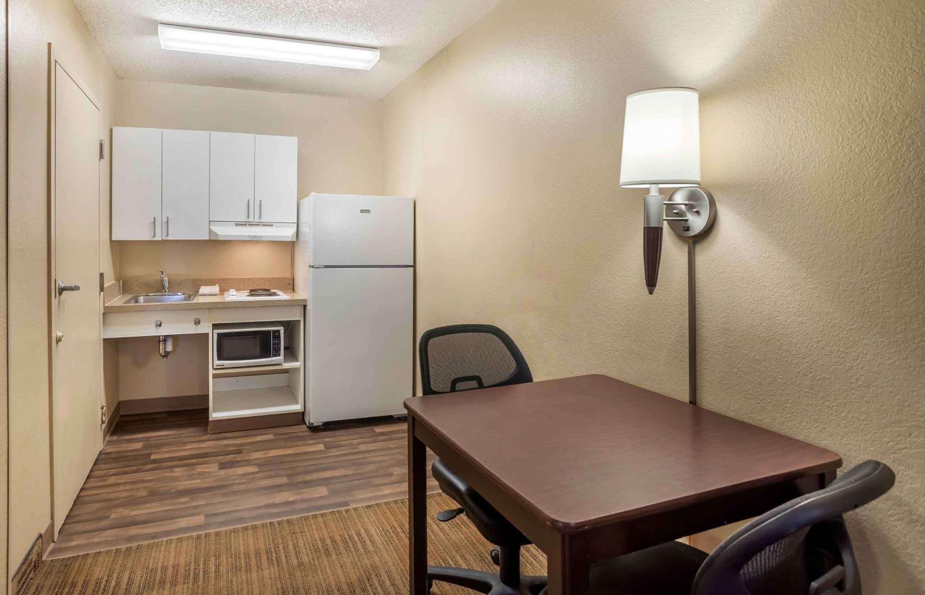 2 Full Beds | Non-Smoking, Kitchen - Photo 3