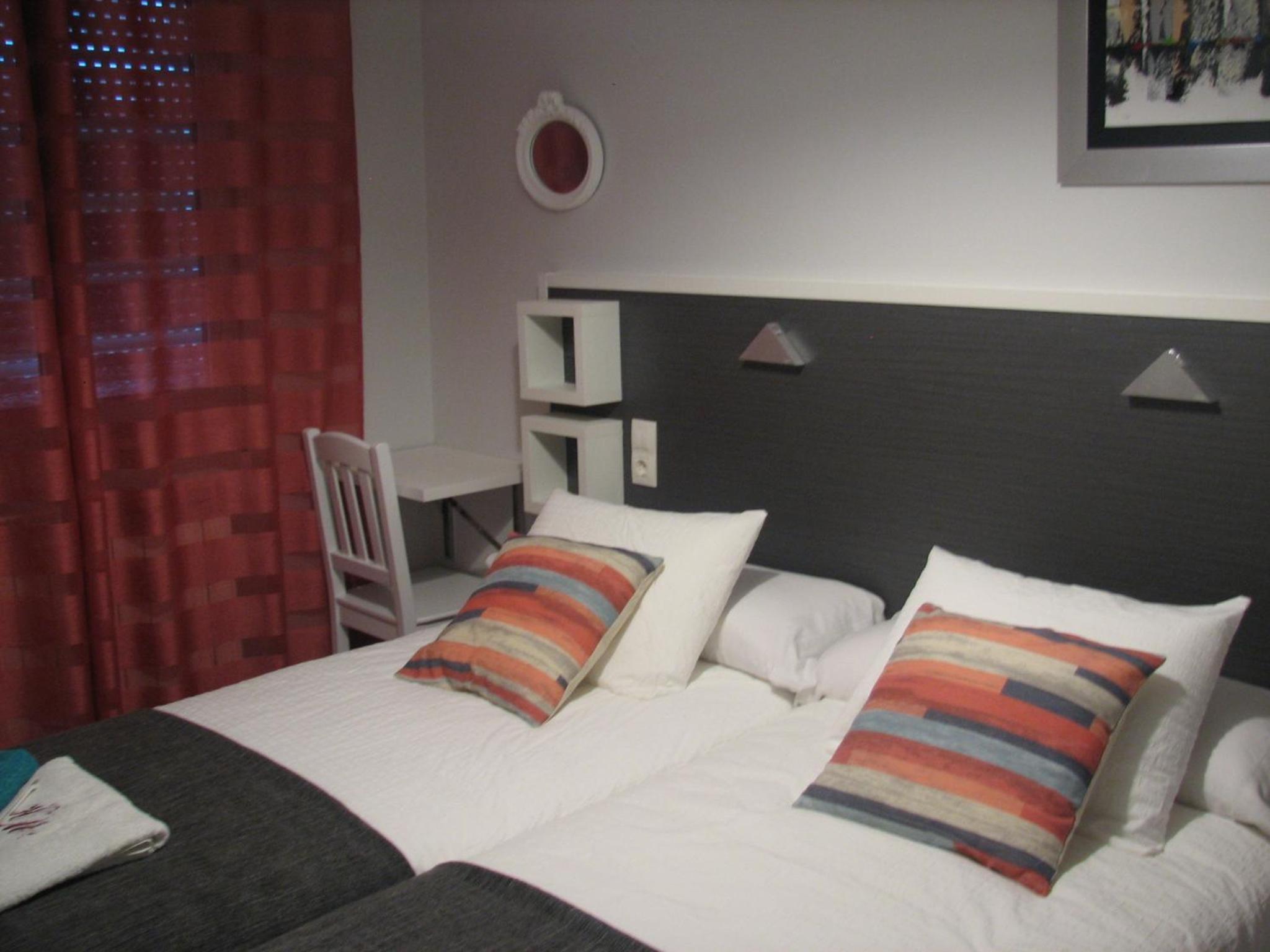 Twin Room with Private Bathroom - Photo 4