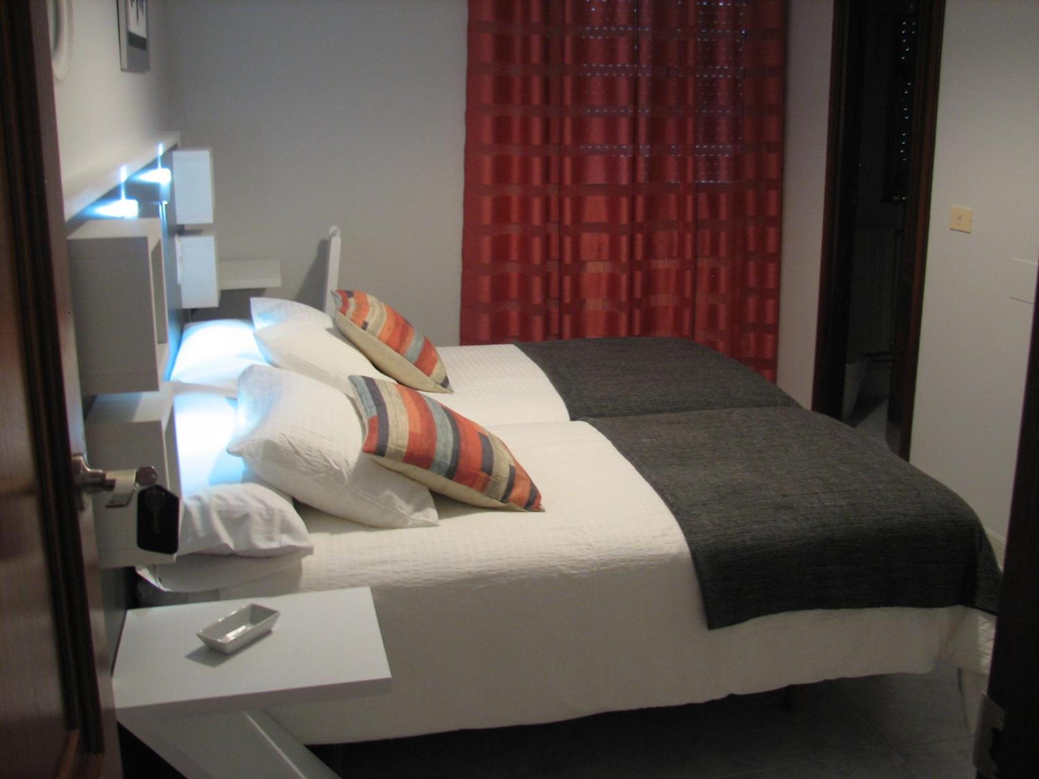 Twin Room with Private Bathroom - Photo 3