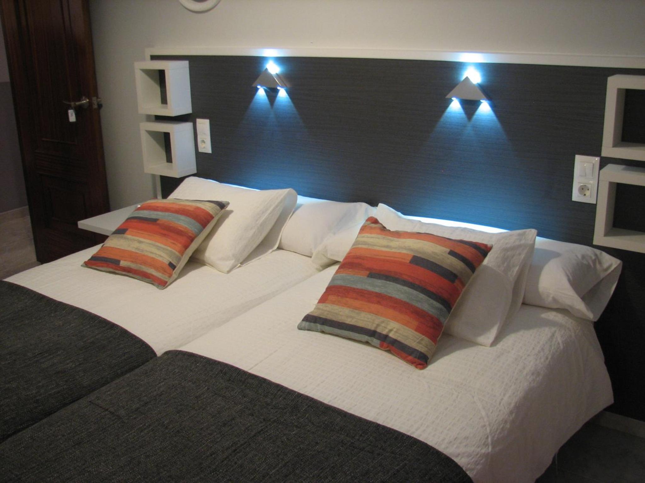 Twin Room with Private Bathroom - Photo 5
