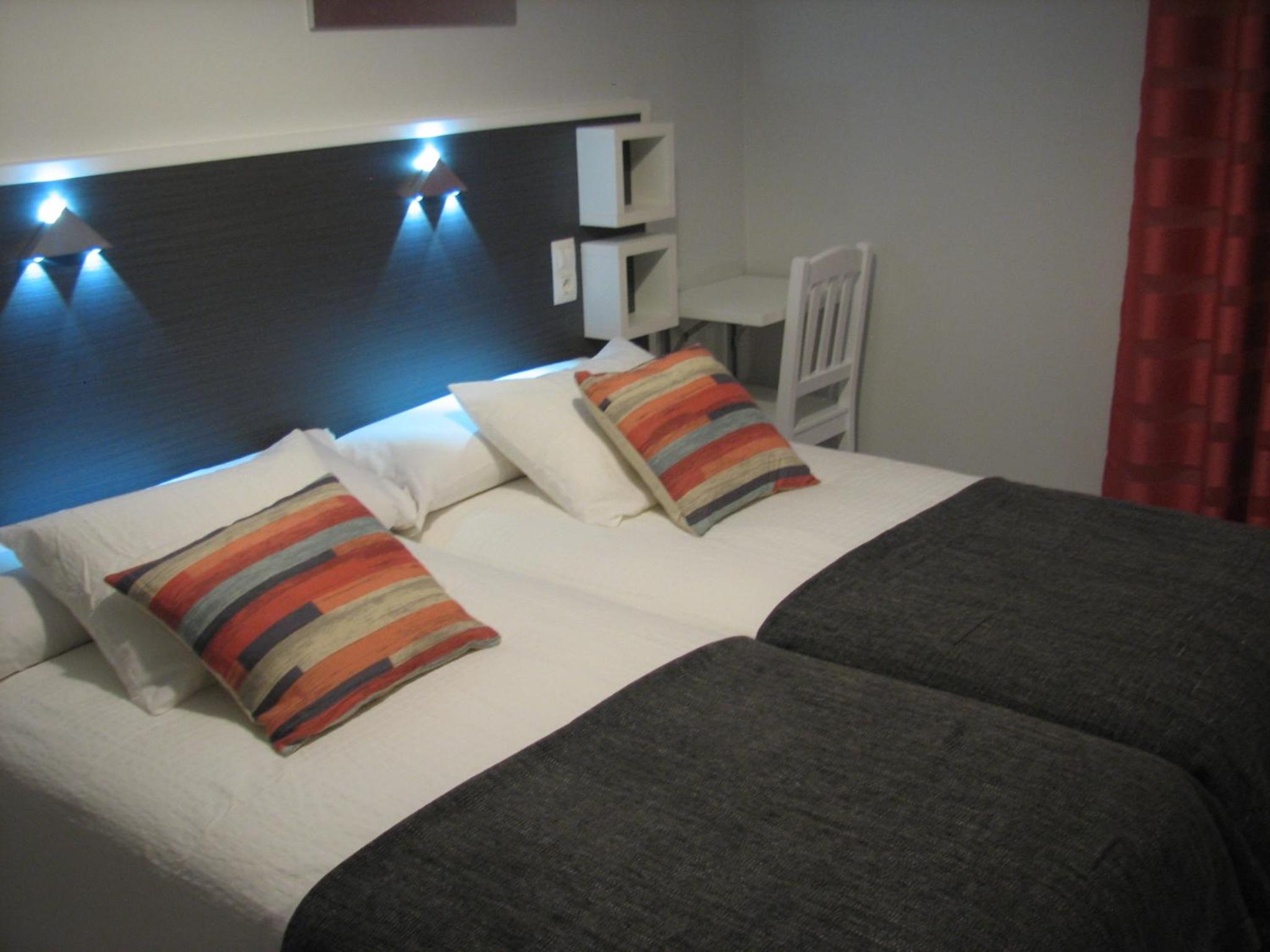 Twin Room with Private Bathroom - Photo 2