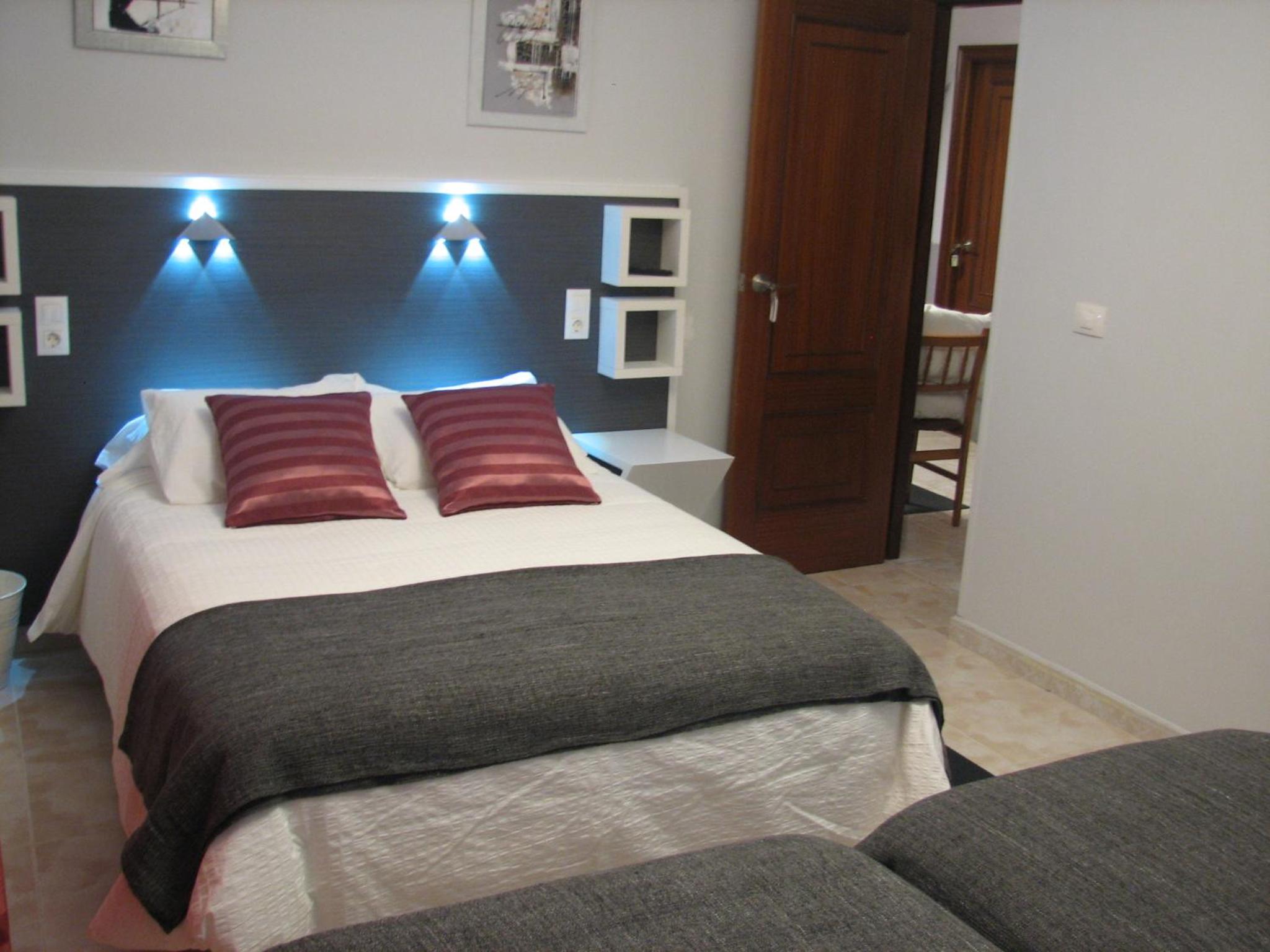 Family Room with Shared Bathroom photo 3