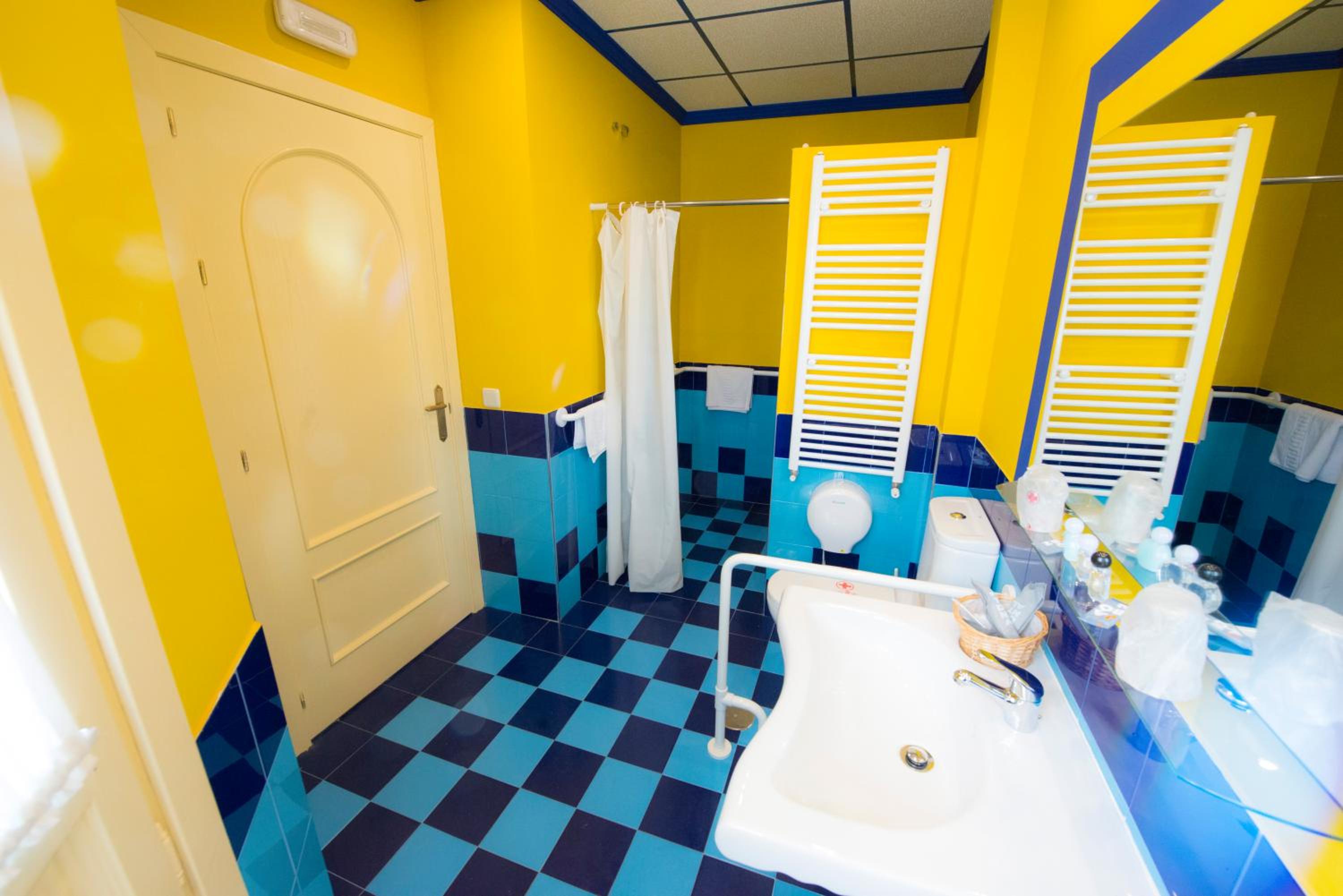 Standard Twin Room - Disability Access photo 3