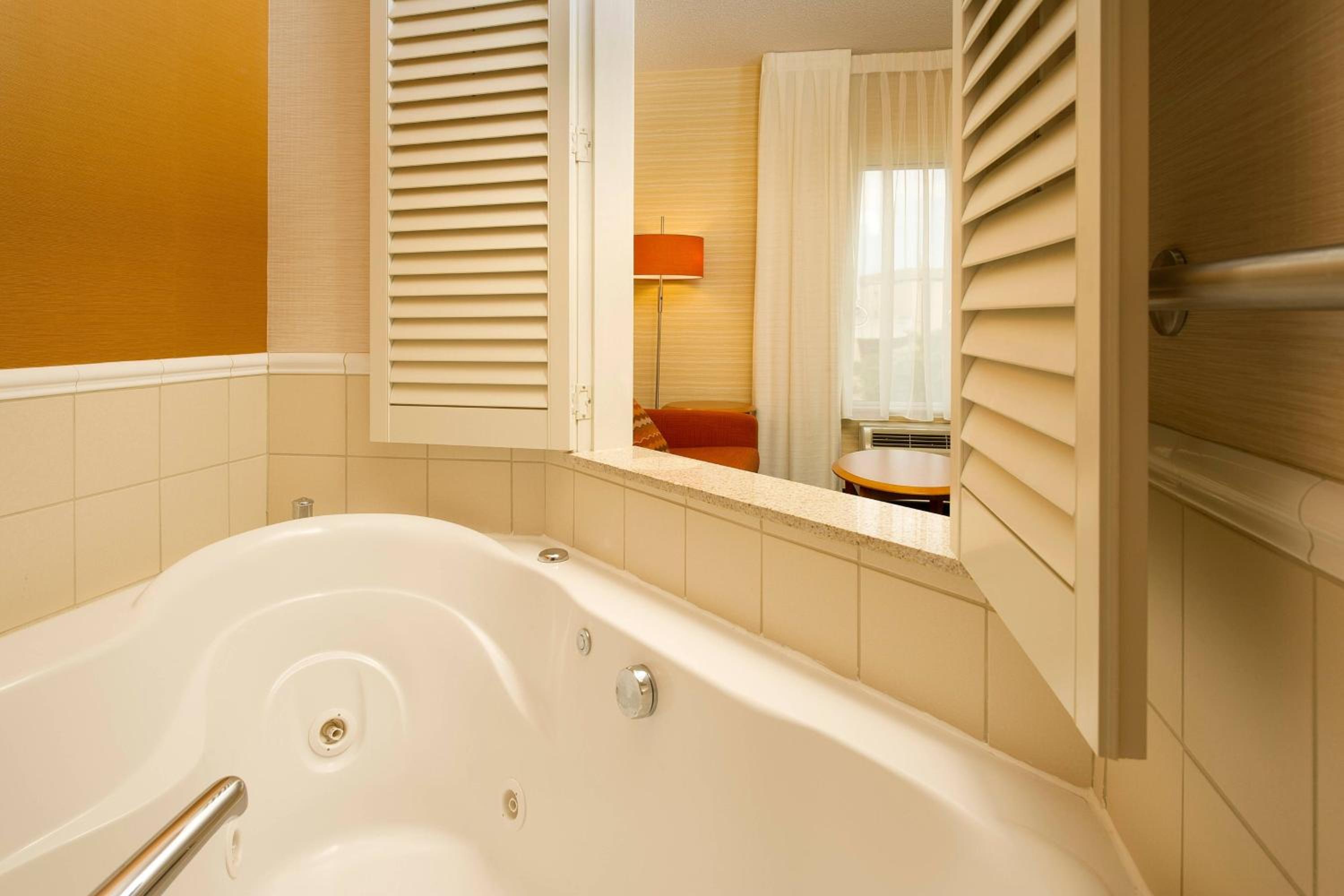 King Suite with Bathtub and Sofa Bed - Mobility Access/Hearing Accessible - Photo 4