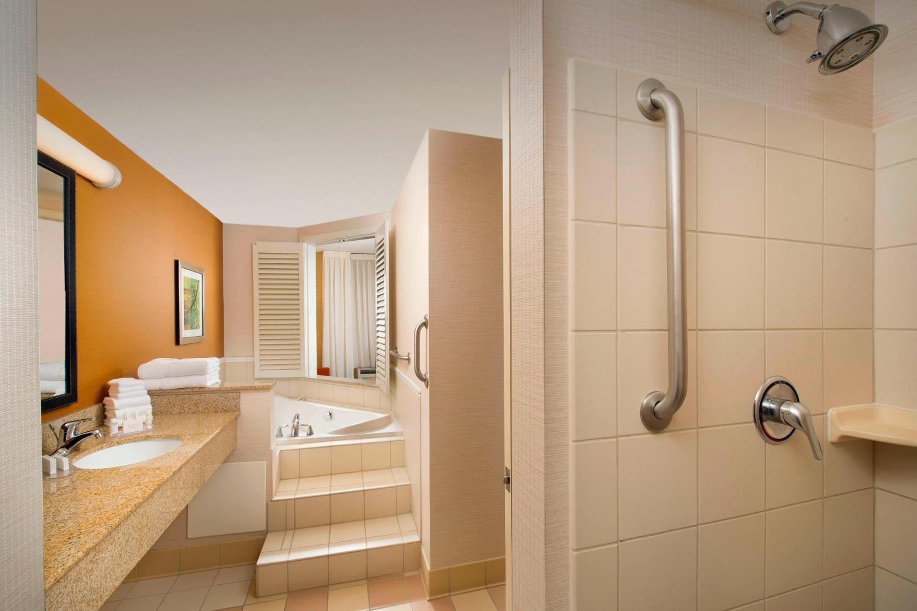 King Suite with Bathtub and Sofa Bed - Mobility Access/Hearing Accessible - Photo 5