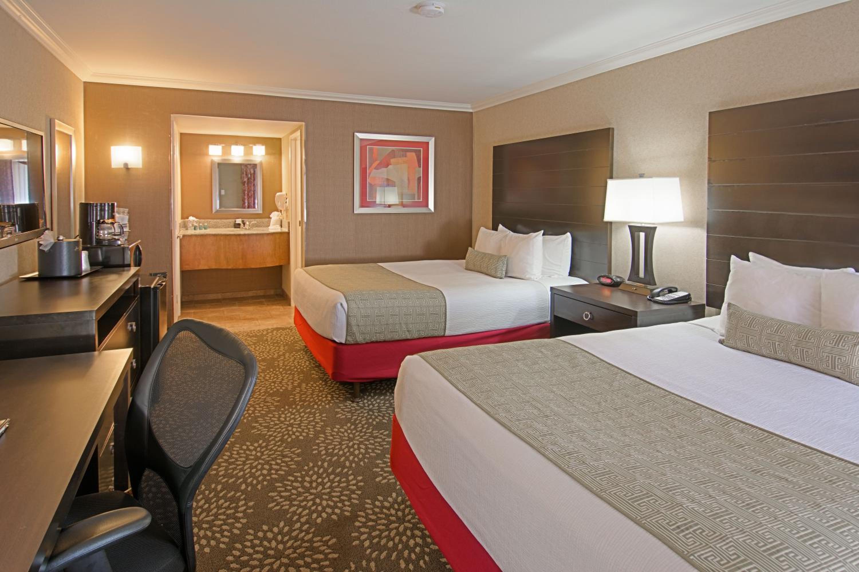 Queen Room with Two Queen Beds - Non-Smoking - Photo 2
