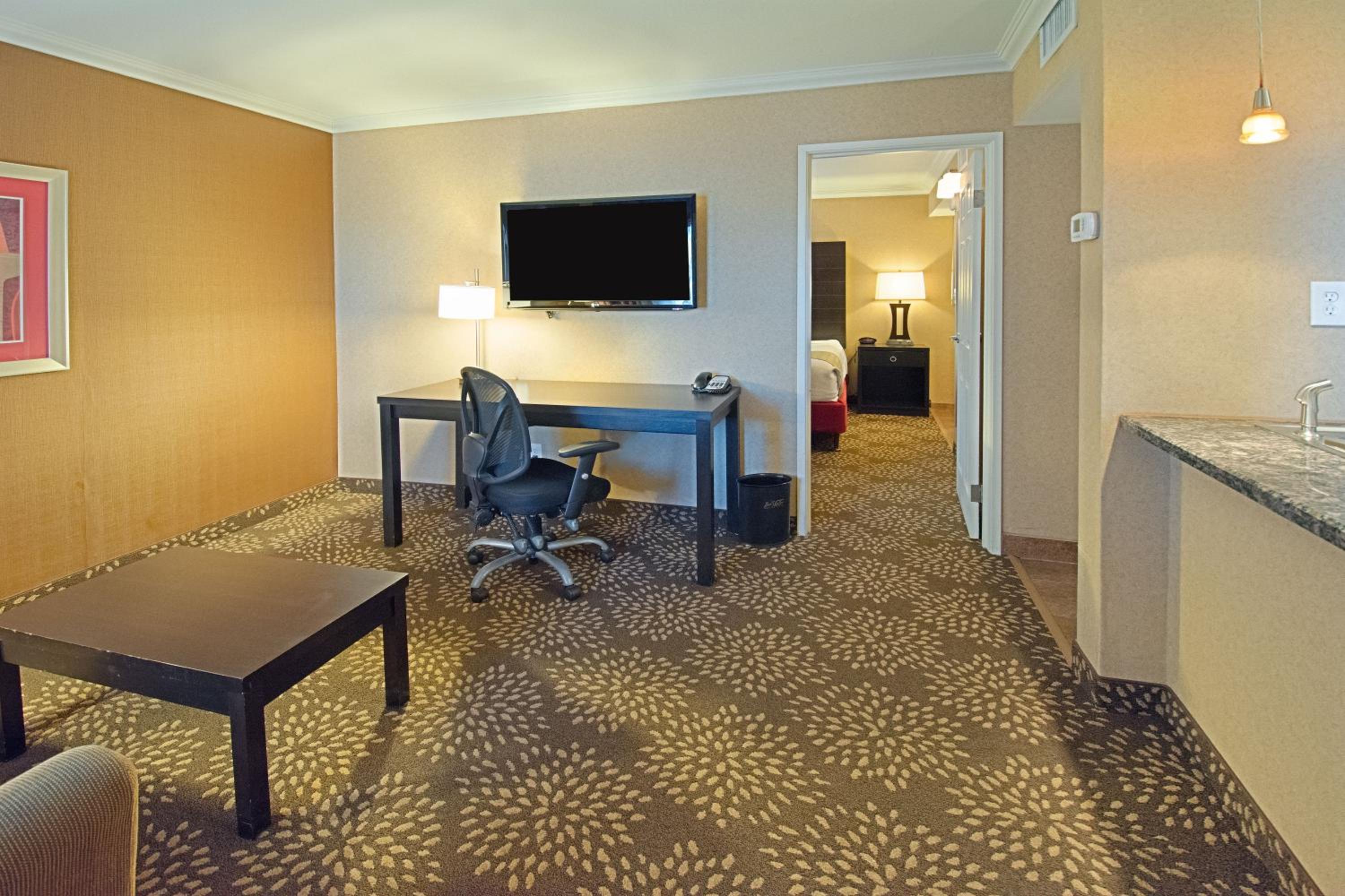 Queen Suite with Two Queen Beds - Non Smoking - Photo 6